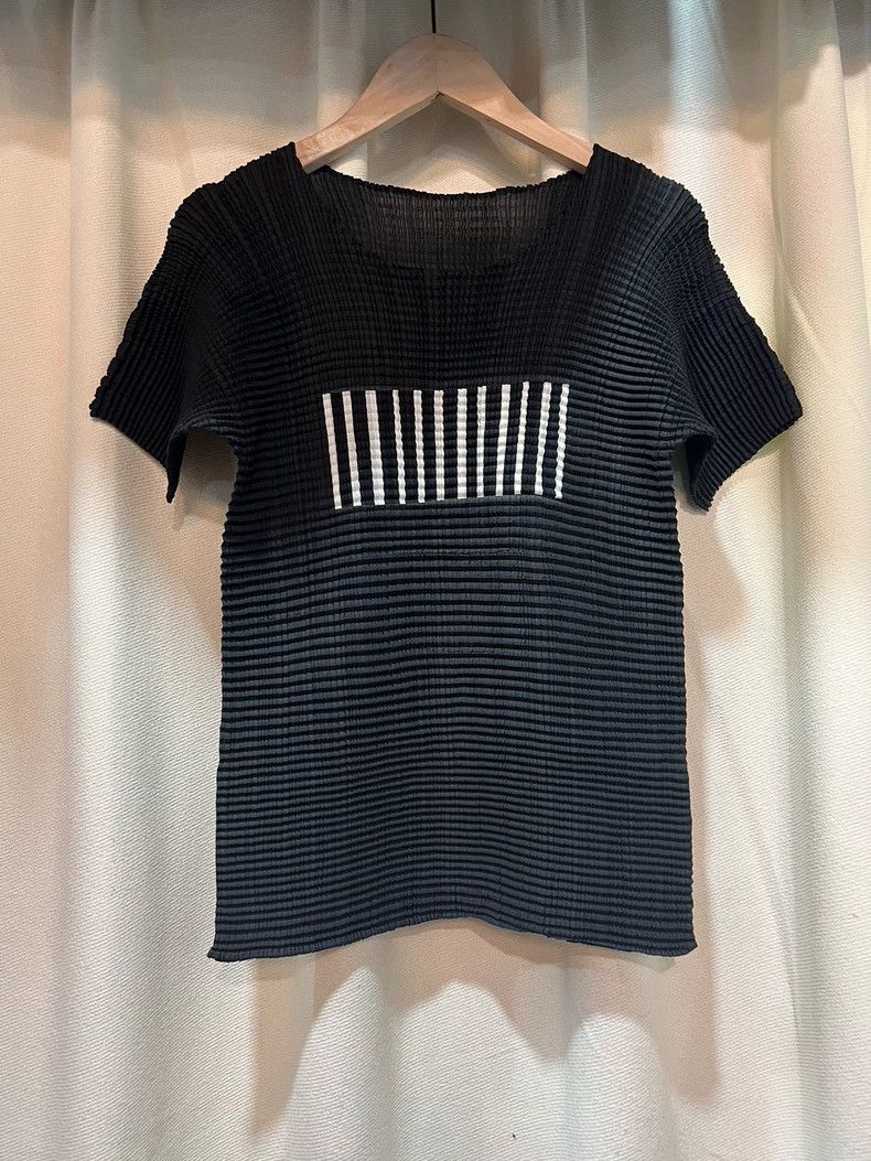 issey miyake Black and white pleated coat 2505-Nextarrow