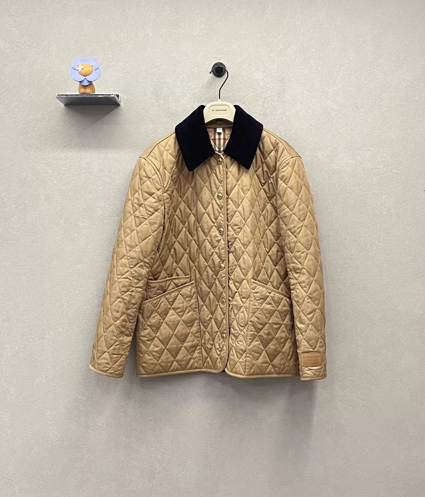 Burberry BURBERRY Classic Gold Padded Jacket Black Collar M Size M / US 6-8 / IT 42-44 - 1 Thumbnail