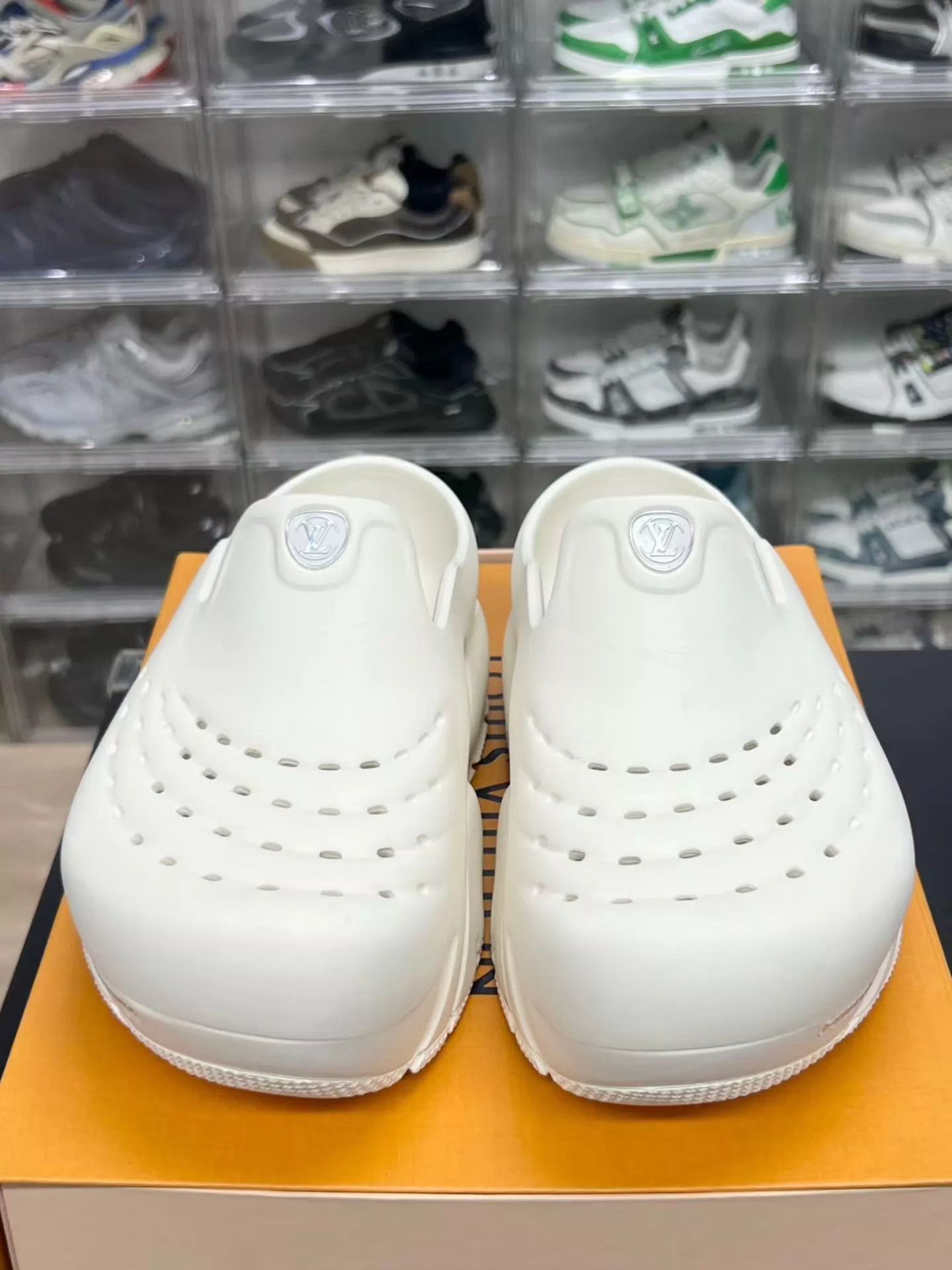 Louis Vuitton LV Shark Slippers White 41 Thick Sole Elevated Size US 8 / EU 41 - 2 Thumbnail