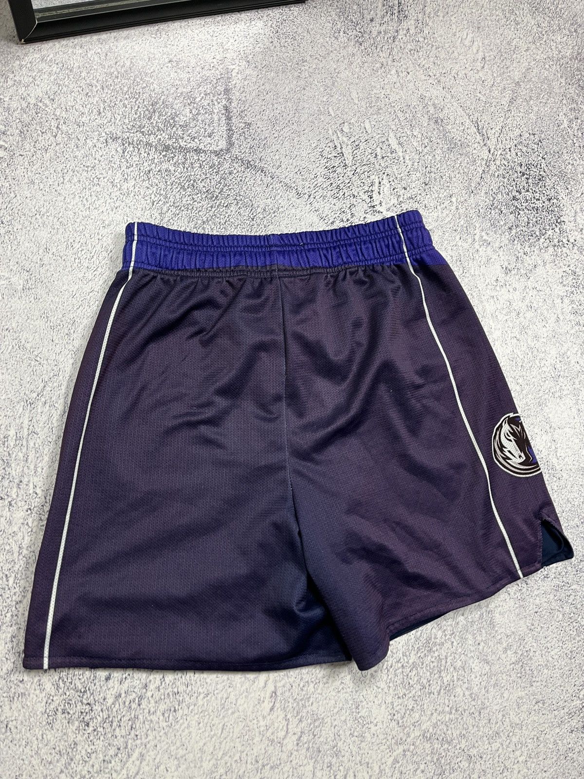 Champion × NBA × Vintage Vintage Dallas Mavericks 2004-10 Champion NBA Shorts Away Size US 32 / EU 48 - 8 Thumbnail