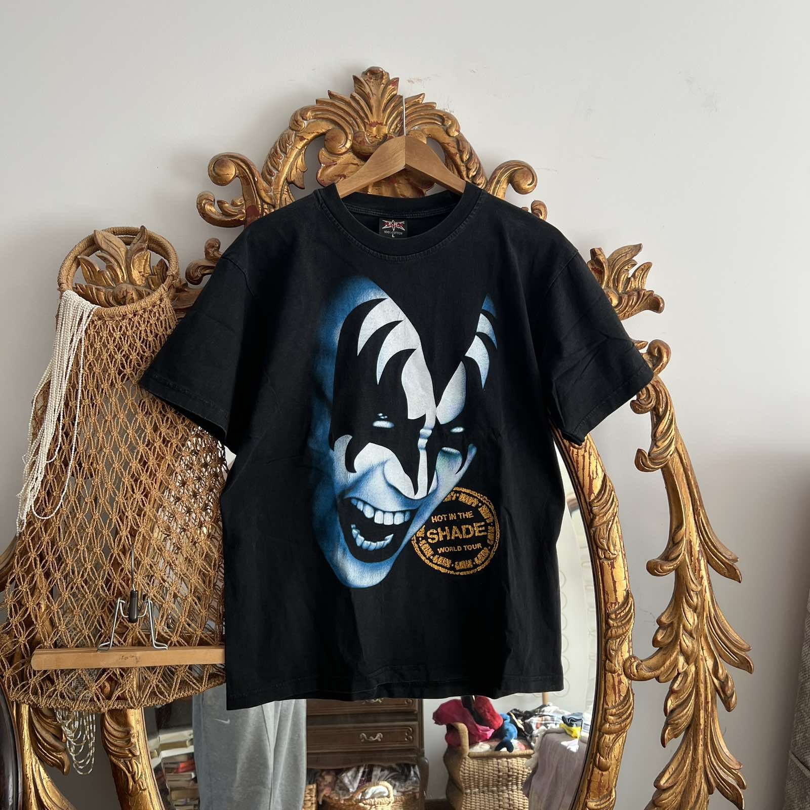 Vintage Vintage Kiss Hot In The Shade T-shirt Sz L Size US L / EU 52-54 / 3 - 1 Thumbnail