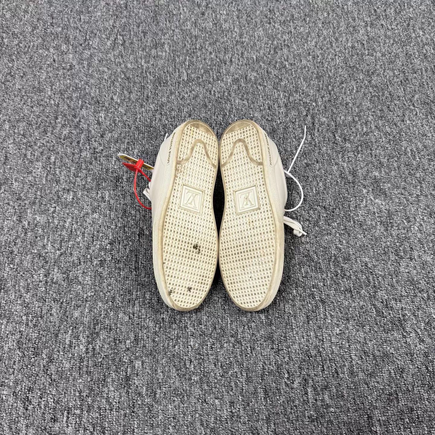 Louis Vuitton LV White Metallic Logo Low-Top Sneaker 38 97 New Size US 7.5 / IT 37.5 - 5 Thumbnail