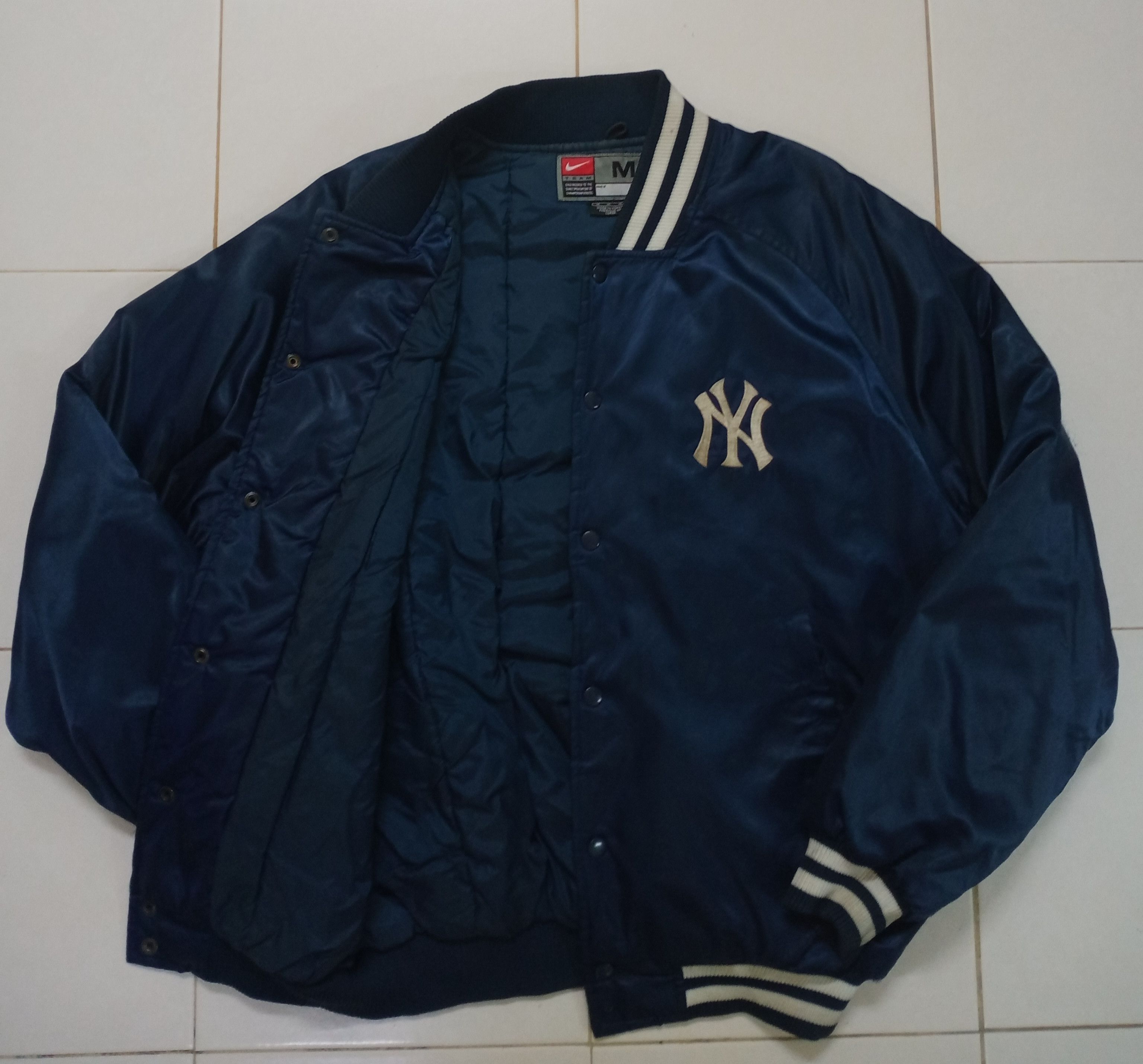 Nike Vintage Nike New York Yankees Satin Varsity Jacket Size US L / EU 52-54 / 3 - 8 Thumbnail