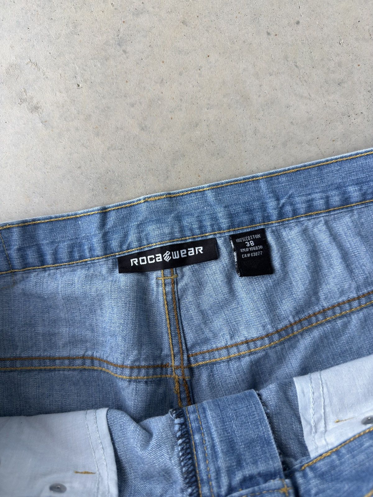 Vintage Vintage Rocawear Light Wash Baggy Denim Jean Shorts Size US 38 / EU 54 - 4 Thumbnail