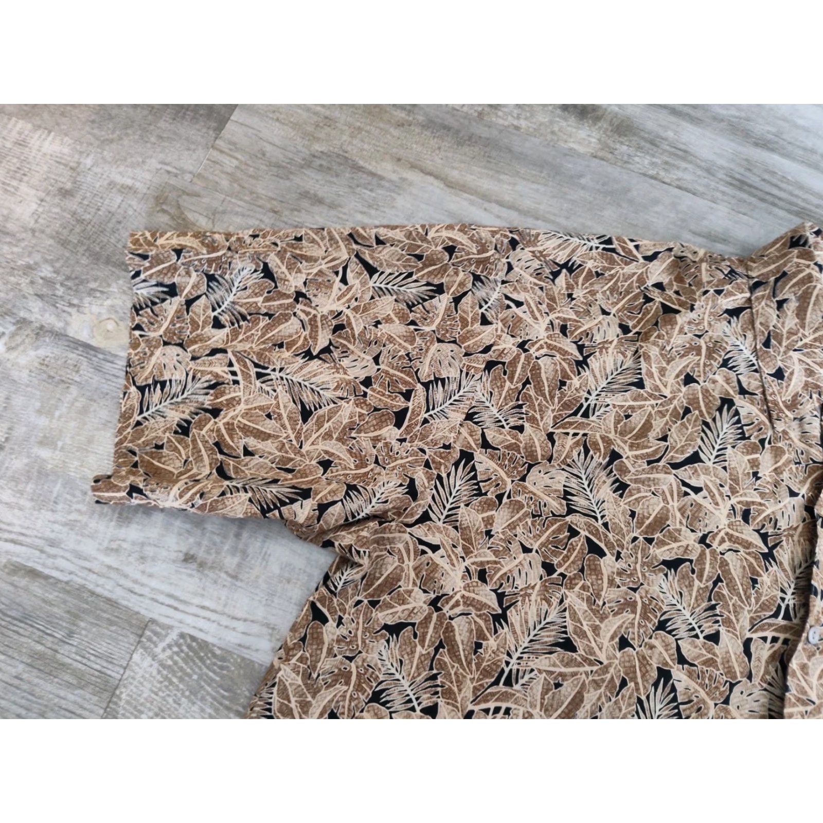 Vintage Tori Richard Honolulu Hawaiian Shirt Brown Floral Short Sleeve Button-Up Collared Cotton Woven Pockets Made in Hawaii USA L/XL Men Size US L / EU 52-54 / 3 - 6 Thumbnail