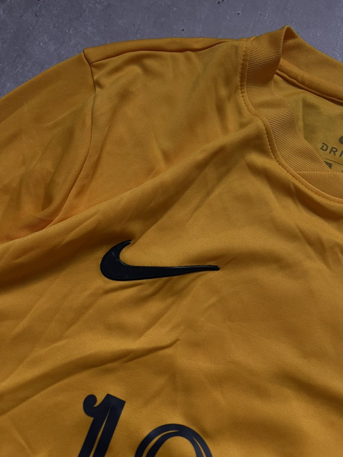 Nike Torquay United 2019-20 Nike t-shirt football jersey sz M #8 Size US M / EU 48-50 / 2 - 3 Thumbnail
