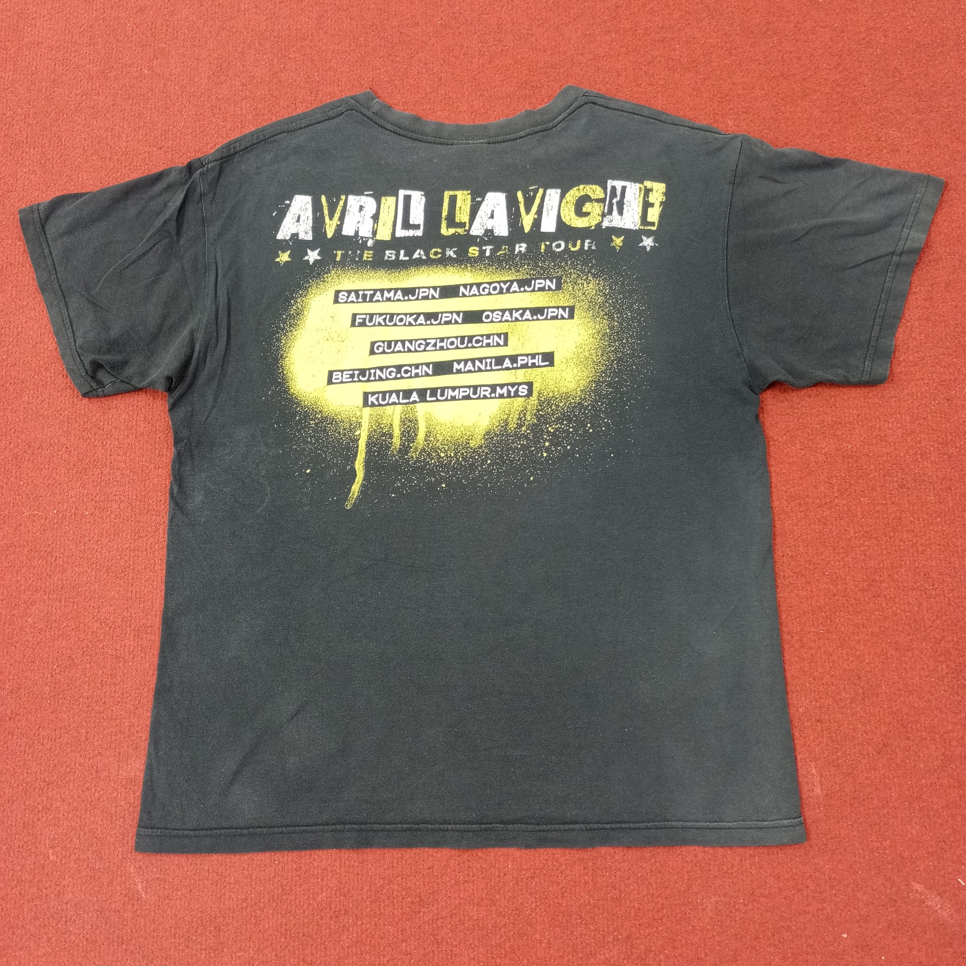 Band Tees Avril Lavigne The Black Star Tour Tshirt c239n51 Size US M / EU 48-50 / 2 - 3 Thumbnail