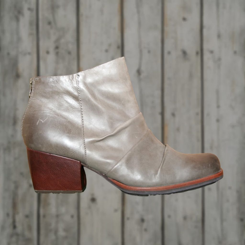 Vintage VINTAGE Kork-Ease Bootie Taupe Ruched Leather Ankle Boots Sz. 8.5 M Womens Leather Taupe Ruched Block Heel Zip Kork-Ease Kissel K41417 Size US 9 / IT 39 - 1 Thumbnail
