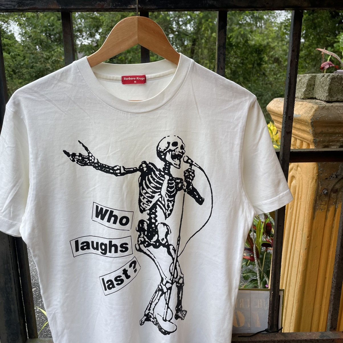 Barbara Kruger × Japanese Brand × Vintage 🔥OG Barbara Kruger Who Laughs Last Skull Logo Tee Size US M / EU 48-50 / 2 - 4 Thumbnail