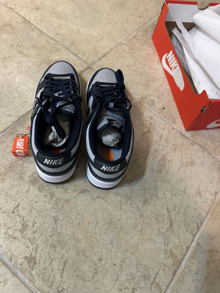 Nike nike dunk georgetown BRAND new DS sz 10.5 Size US 10.5 / EU 43-44 - 4 Thumbnail