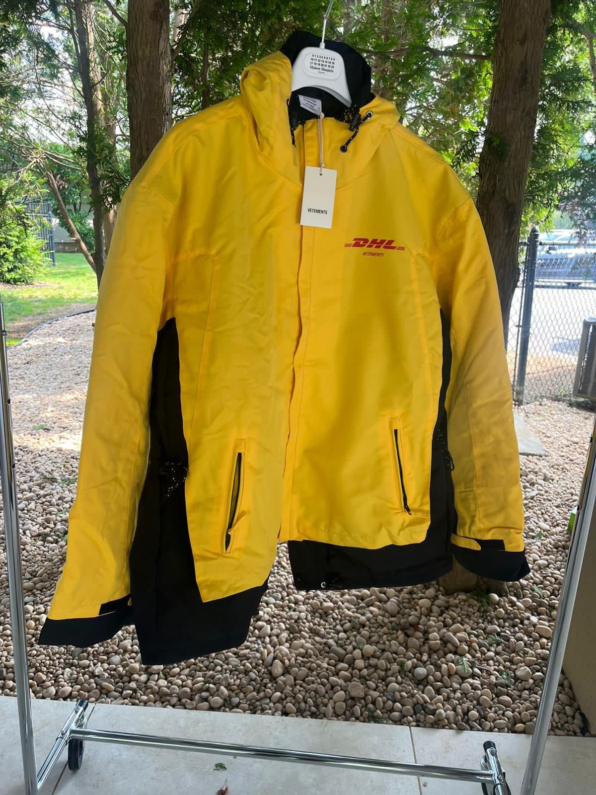 Vetements SS18 DHL Parka in Yellow Size US S / EU 44-46 / 1 - 12 Thumbnail