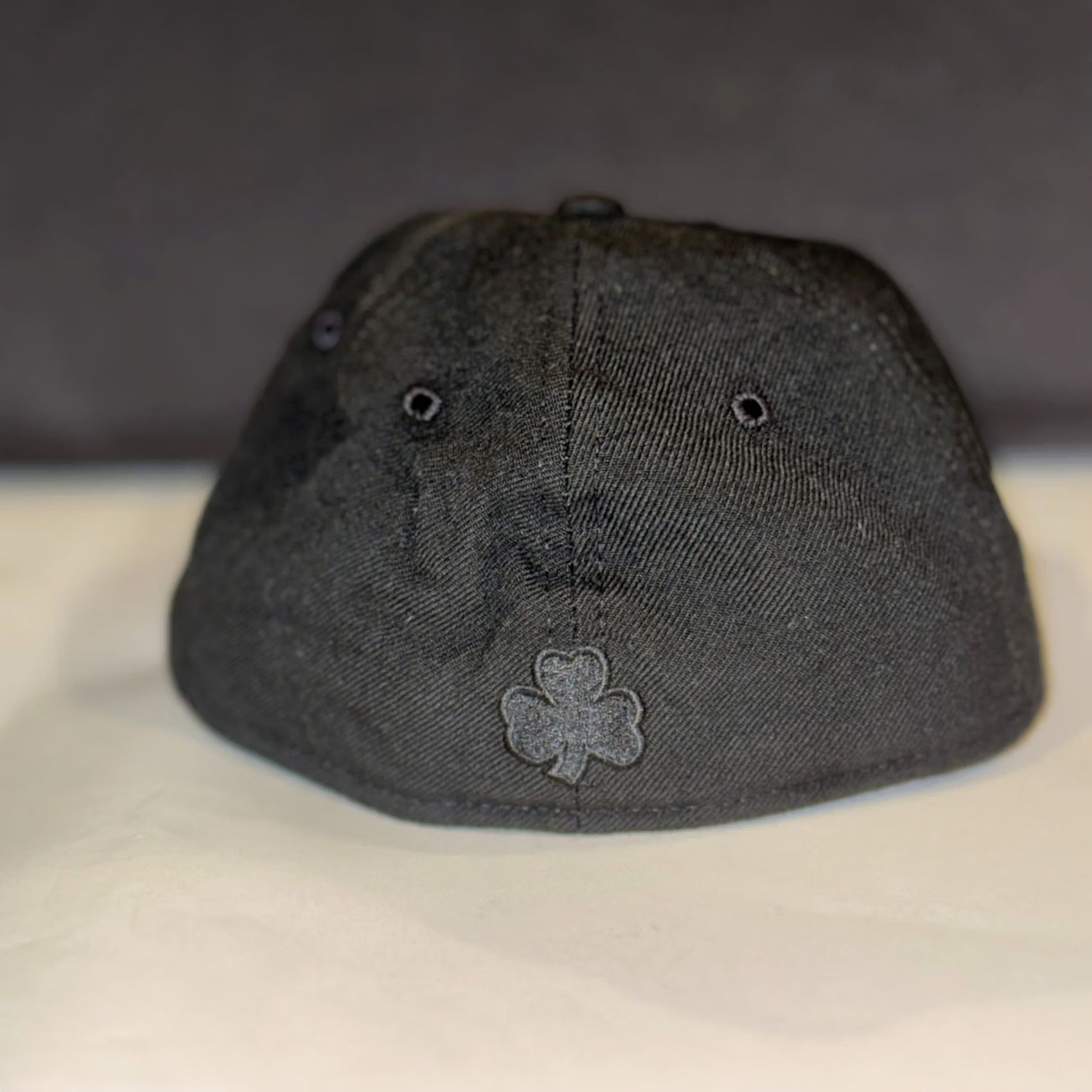 New Era VINTAGE Notre Dame Fighting Irish Hat Cap Fitted Mens 7 1/4 Black New Era Shamrock Embroidered Size ONE SIZE - 4 Thumbnail