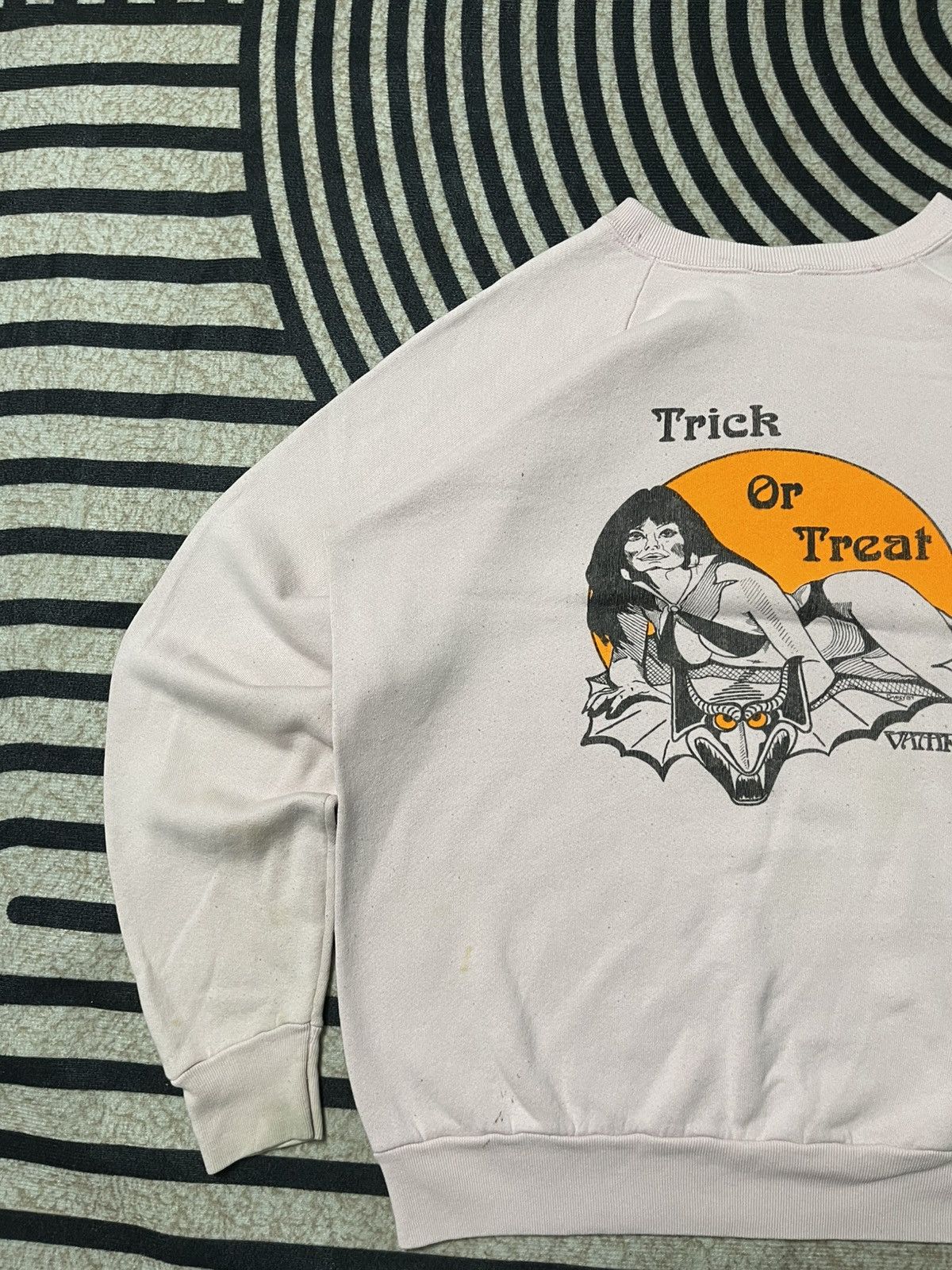 Fruit Of The Loom 90s SIN CITY VANS HALLO WALLO IN TRICK OR TREAT SWEATSHIRT Size US XL / EU 56 / 4 - 14 Thumbnail