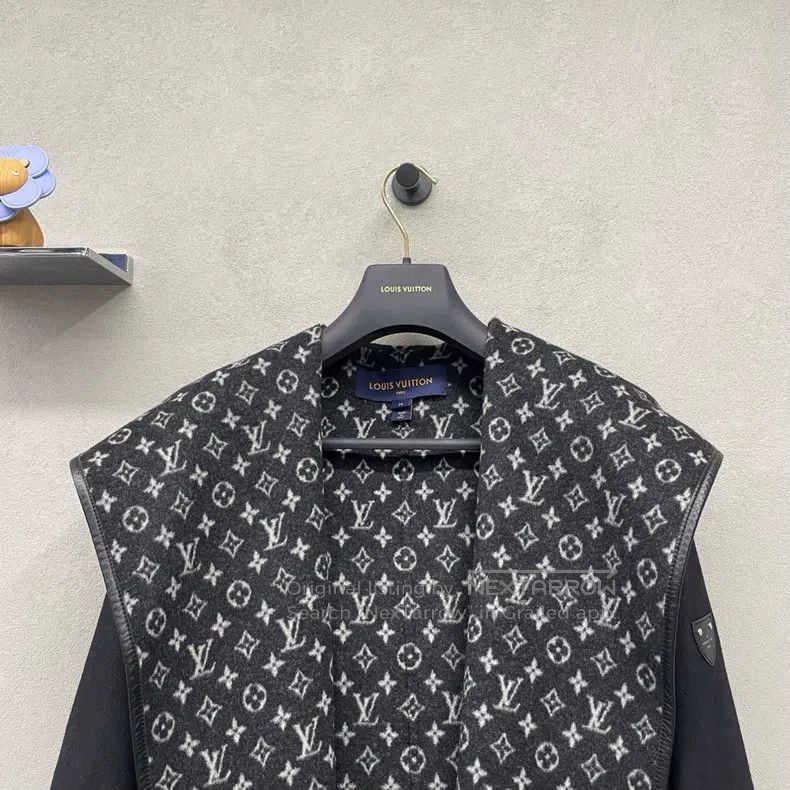 Louis Vuitton Louis Vuitton Logo printed black woolen coat Size XXS / US 00 / IT 34 - 4 Thumbnail