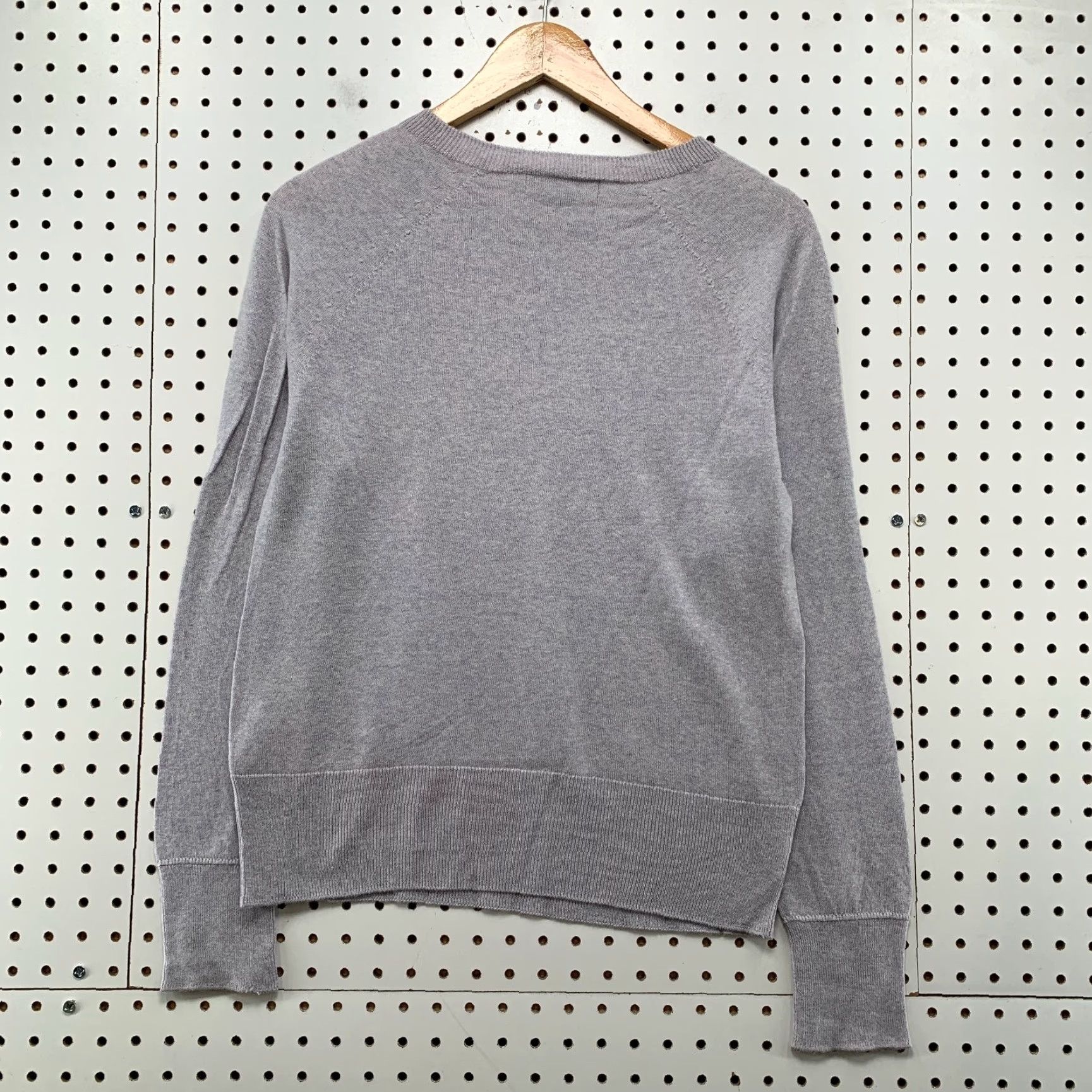 Banana Republic VINTAGE Banana Republic 100% Merino Wool Sweater Women M Gray Soft Cozy School Work Size M / US 6-8 / IT 42-44 - 5 Thumbnail