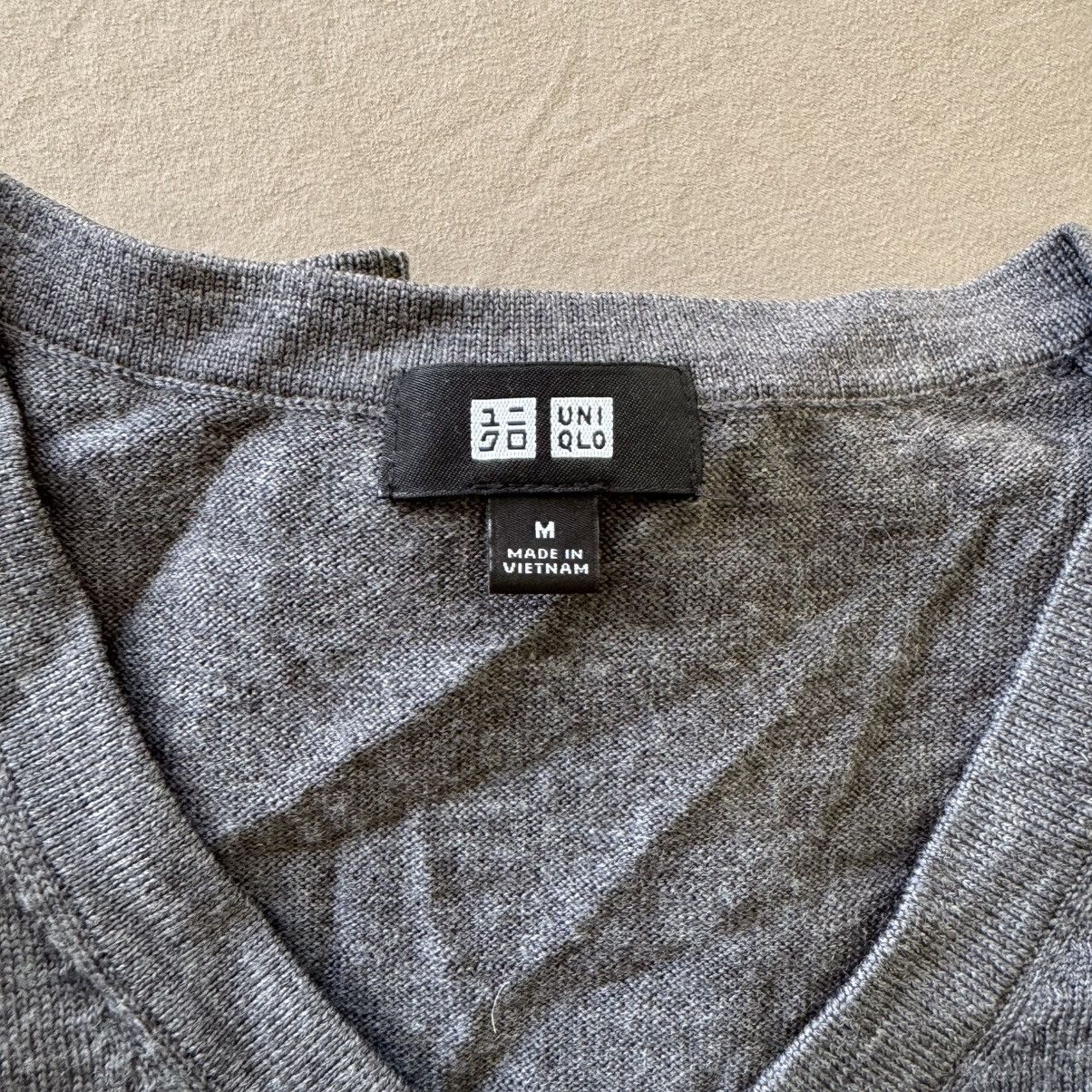 Uniqlo Uniqlo Wool V-Neck Sweater Size US M / EU 48-50 / 2 - 3 Thumbnail