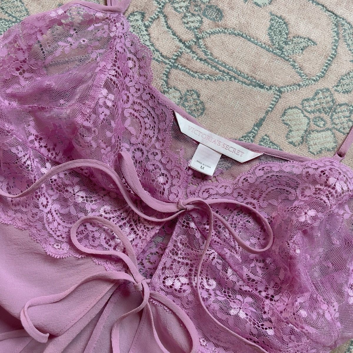 Victoria's Secret Vintage 2000s Pink Lace & Silk Camisole (Medium) Size M / US 6-8 / IT 42-44 - 11 Thumbnail