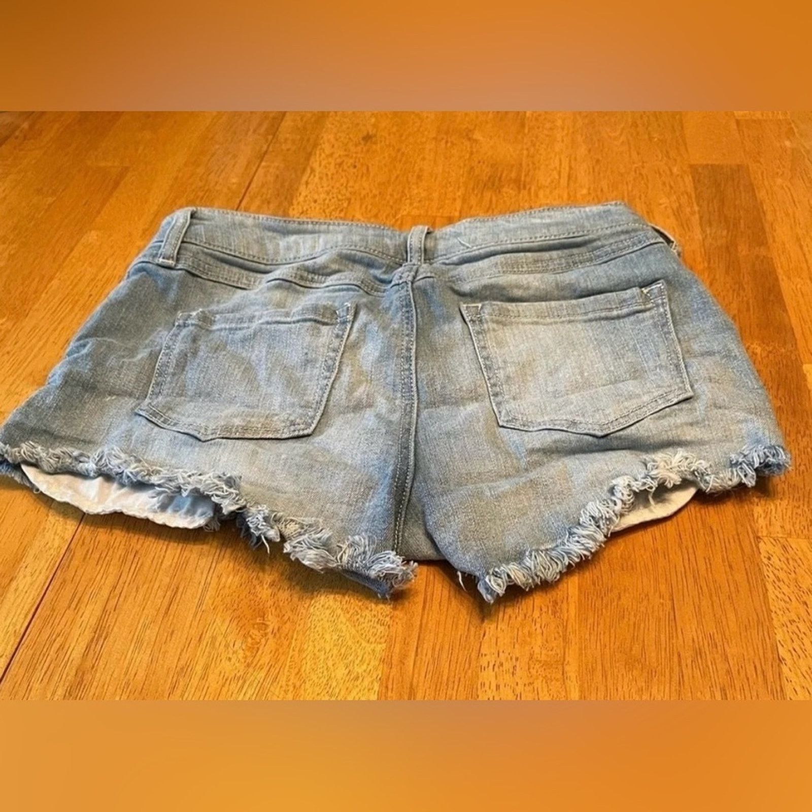 The Unbranded Brand Harper High Waisted denim shorts embroidered pocket, size 27 Size 27" / US 4 / IT 40 - 2 Thumbnail