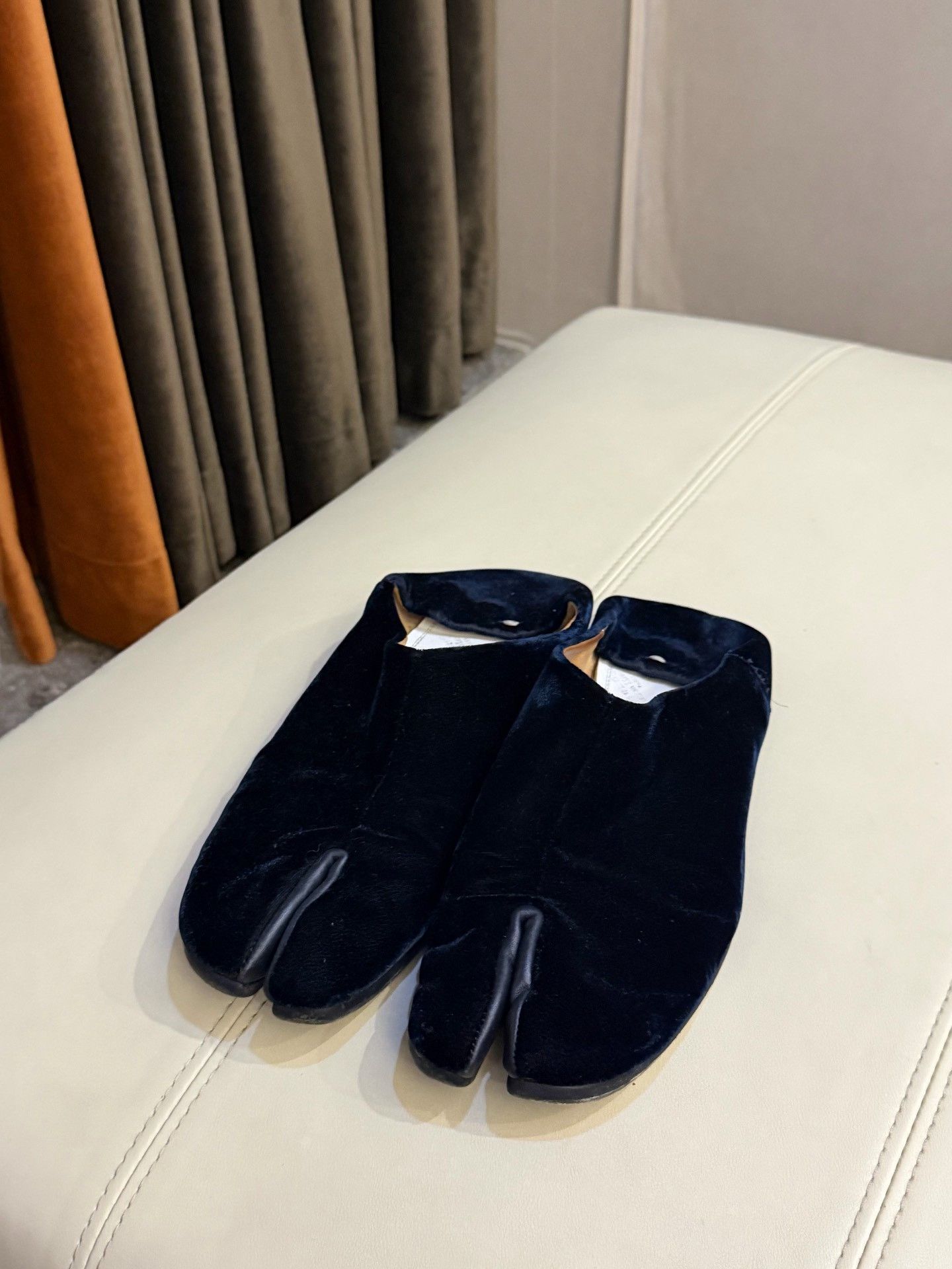 Maison Margiela Maison Margiela Blue Velvet Tabi Shoes Size US 8 / EU 41 - 1 Thumbnail