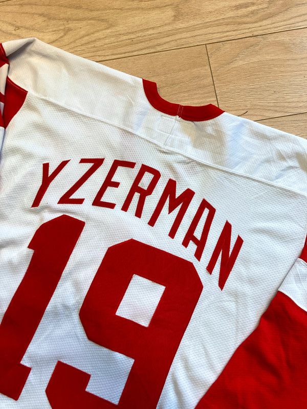 Starter NHL Yzerman Detroit Red Wings Starter Jersey Vintage 90's Size US XL / EU 56 / 4 - 12 Thumbnail