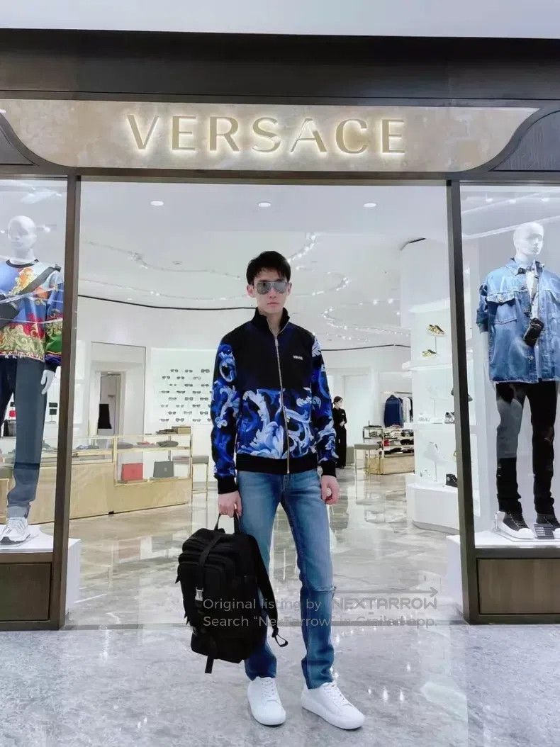 Versace Versace Classic baroque print worn on both sides Size US M / EU 48-50 / 2 - 3 Thumbnail