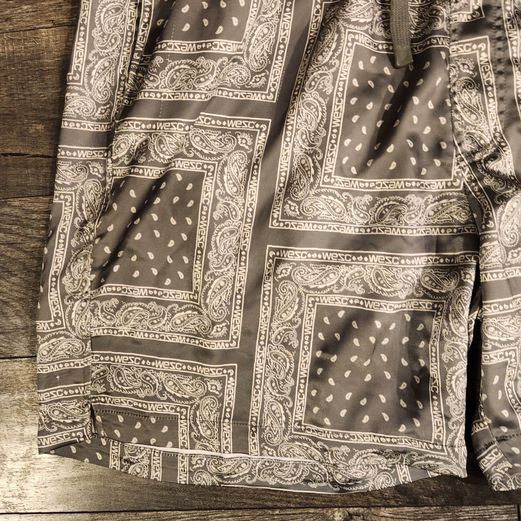 WeSC WeSC Pull On Austin Shorts Mens XL Bandana Paisley Olive Green Drawstring New Size US 36 / EU 52 - 4 Thumbnail