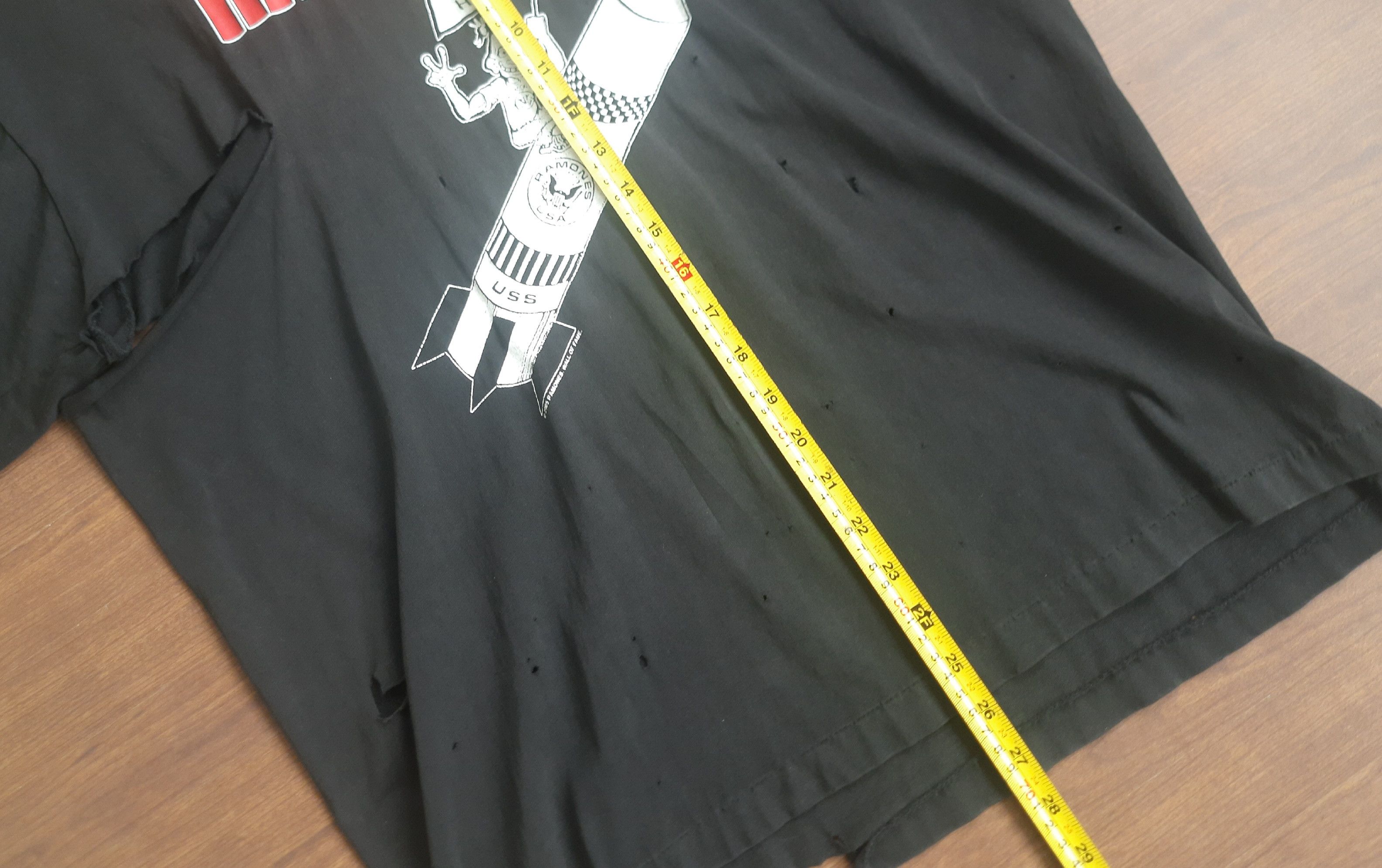 Band Tees Distressed Y2K RAMONES Rocket To Rusia T-Shirt Size US L / EU 52-54 / 3 - 16 Thumbnail