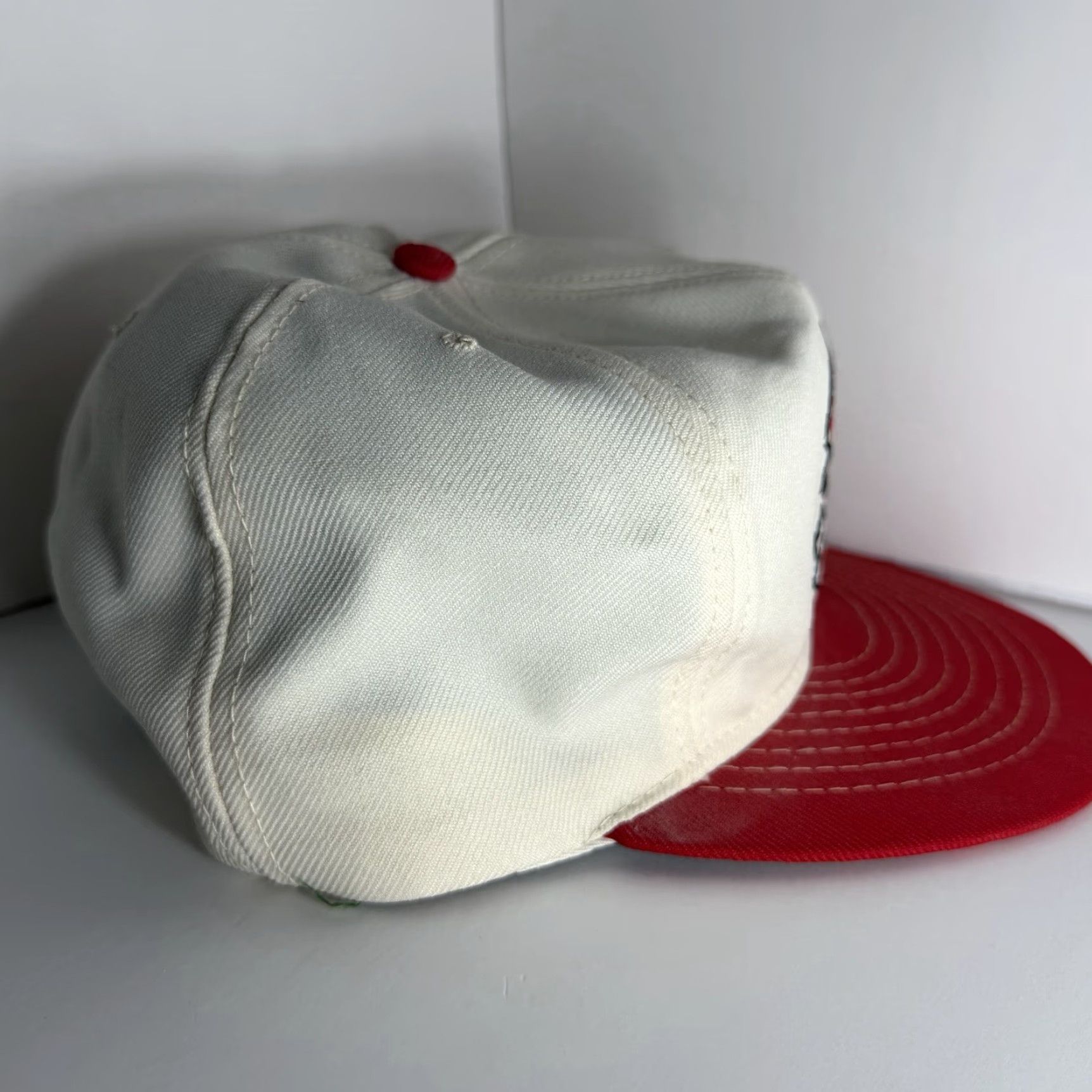 Vintage VINTAGE University Square NC State Wolf Pack SnapBack Hat 80’s NCSU NCAA Baseball Cap Mens White Cotton Twill Adjustable Snapback Size ONE SIZE - 4 Thumbnail