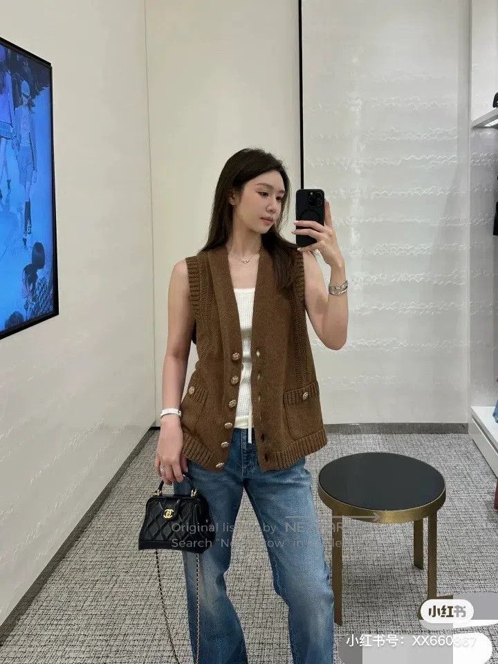 Chanel Chanel 24A brown V-neck floral diamond buckle knitted vest Size XS / US 0-2 / IT 36-38 - 8 Thumbnail