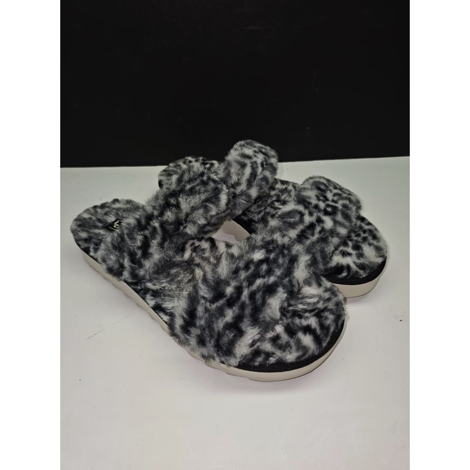 Vintage KOOLABURA BY UGG Faux Fur Animal Print Platform Slippers Sandals Womens Size 9 Slipper Black Size US 9 / IT 39 - 5 Thumbnail