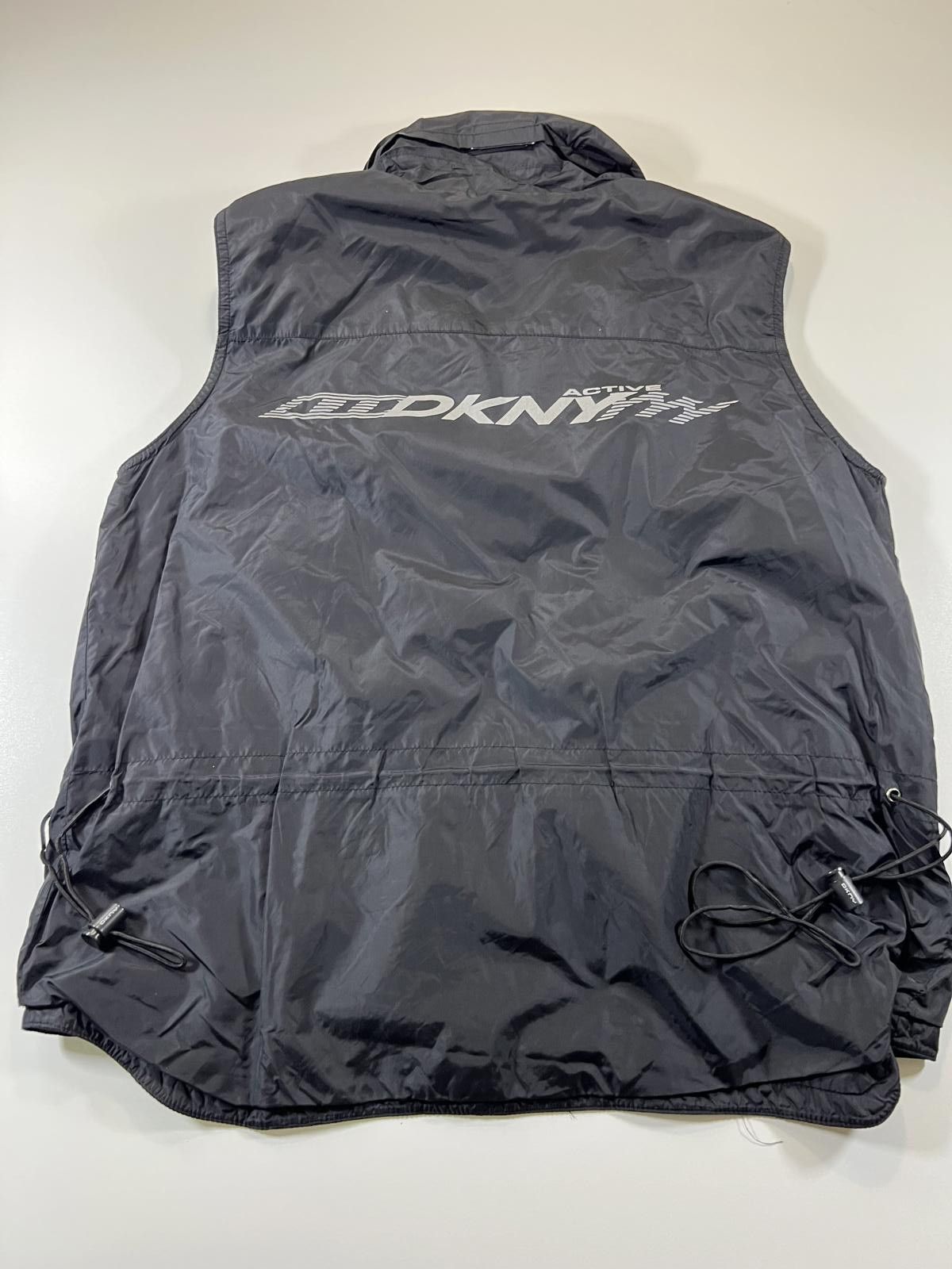 DKNY Vintage DKNY Active Black Sleeveless Puffer Vest L Size US L / EU 52-54 / 3 - 8 Thumbnail