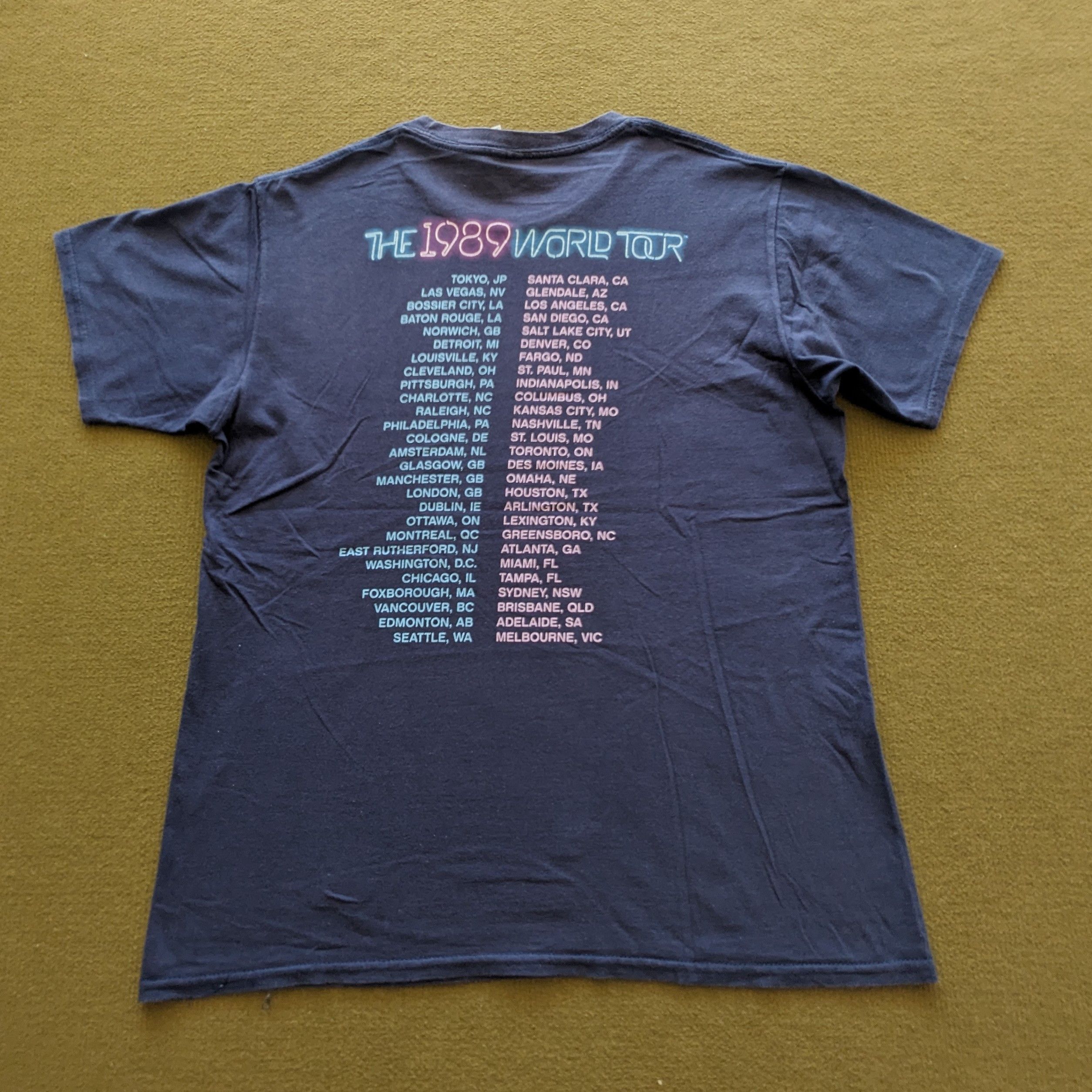Band Tees Vintage TAYLOR SWIFT 1989 Tour Singer T-shirt Size US M / EU 48-50 / 2 - 3 Thumbnail