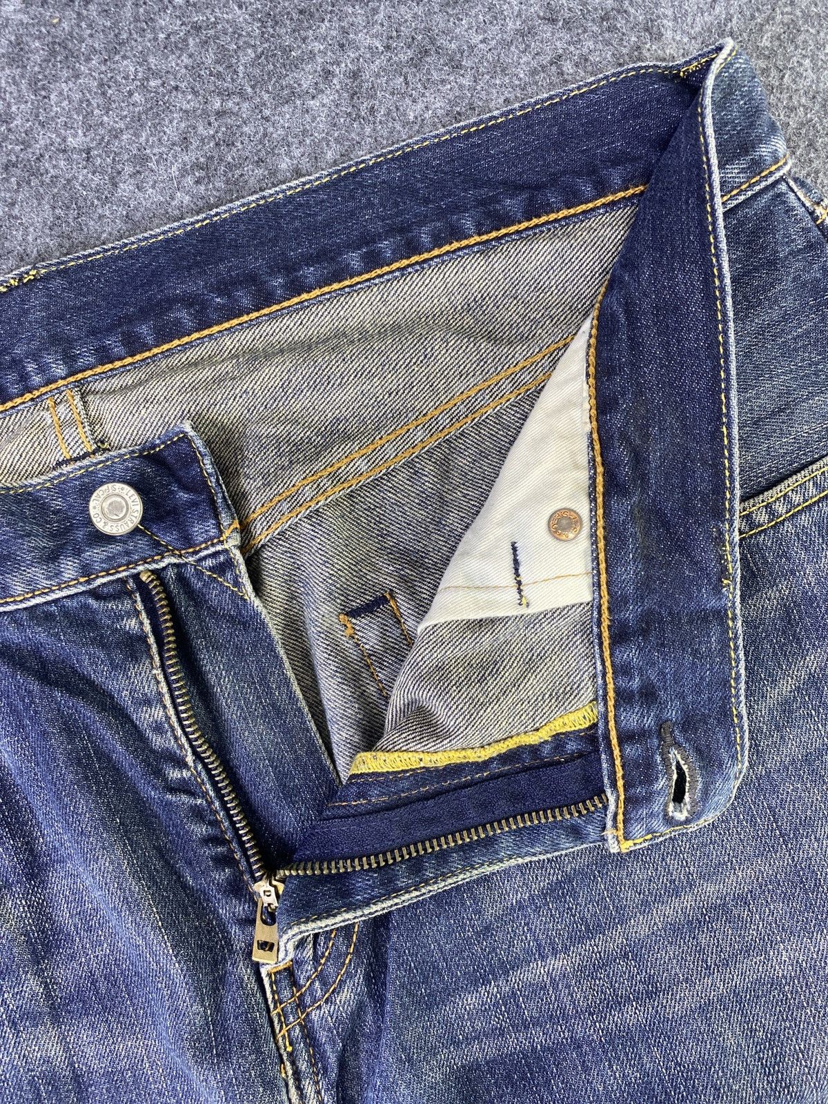 Vintage Levis 504 Blue Wash Jeans - J920