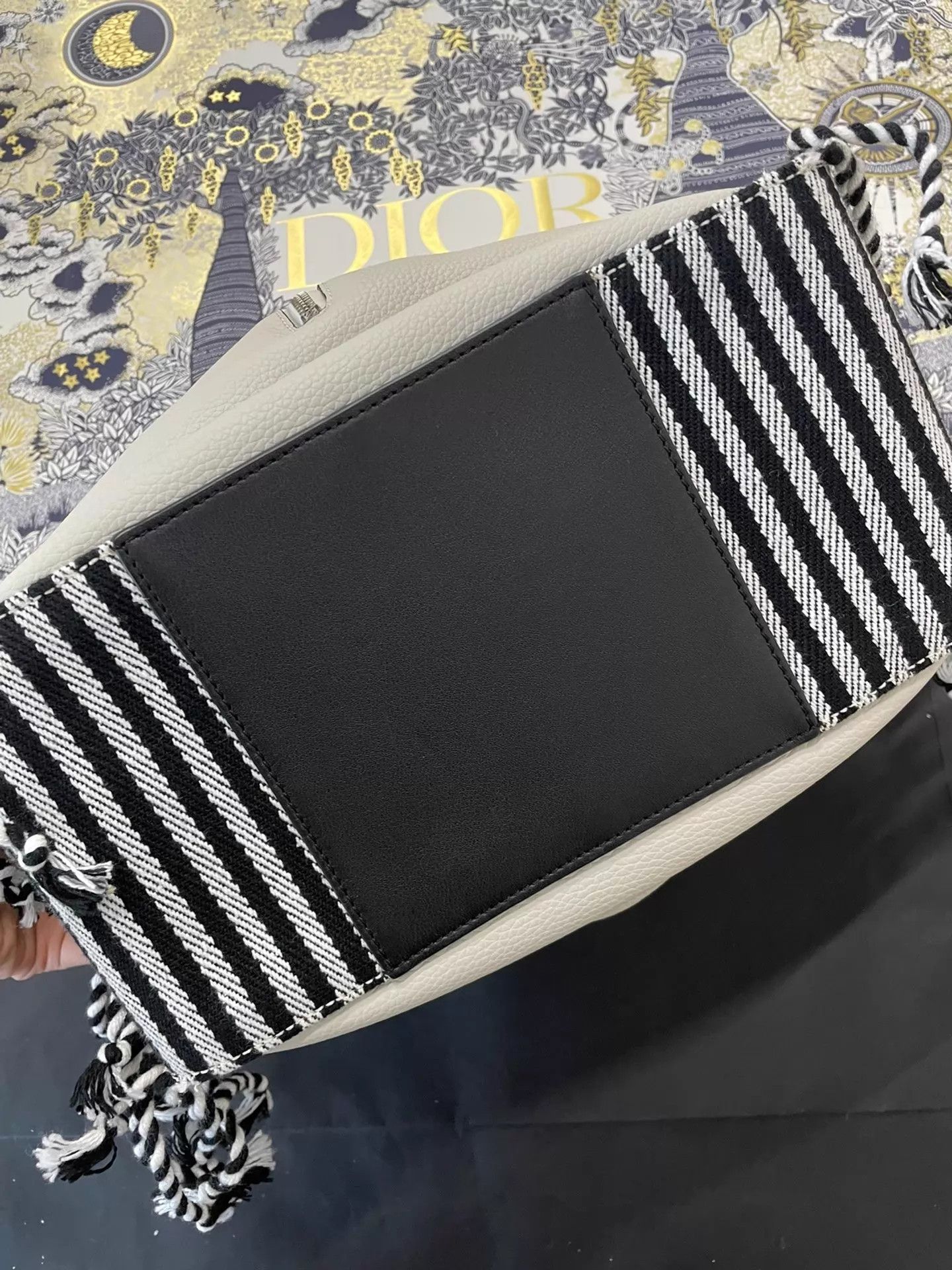 Loewe Loewe Hammock white colorblocked tassel shoulder/crossbody Size ONE SIZE - 4 Thumbnail