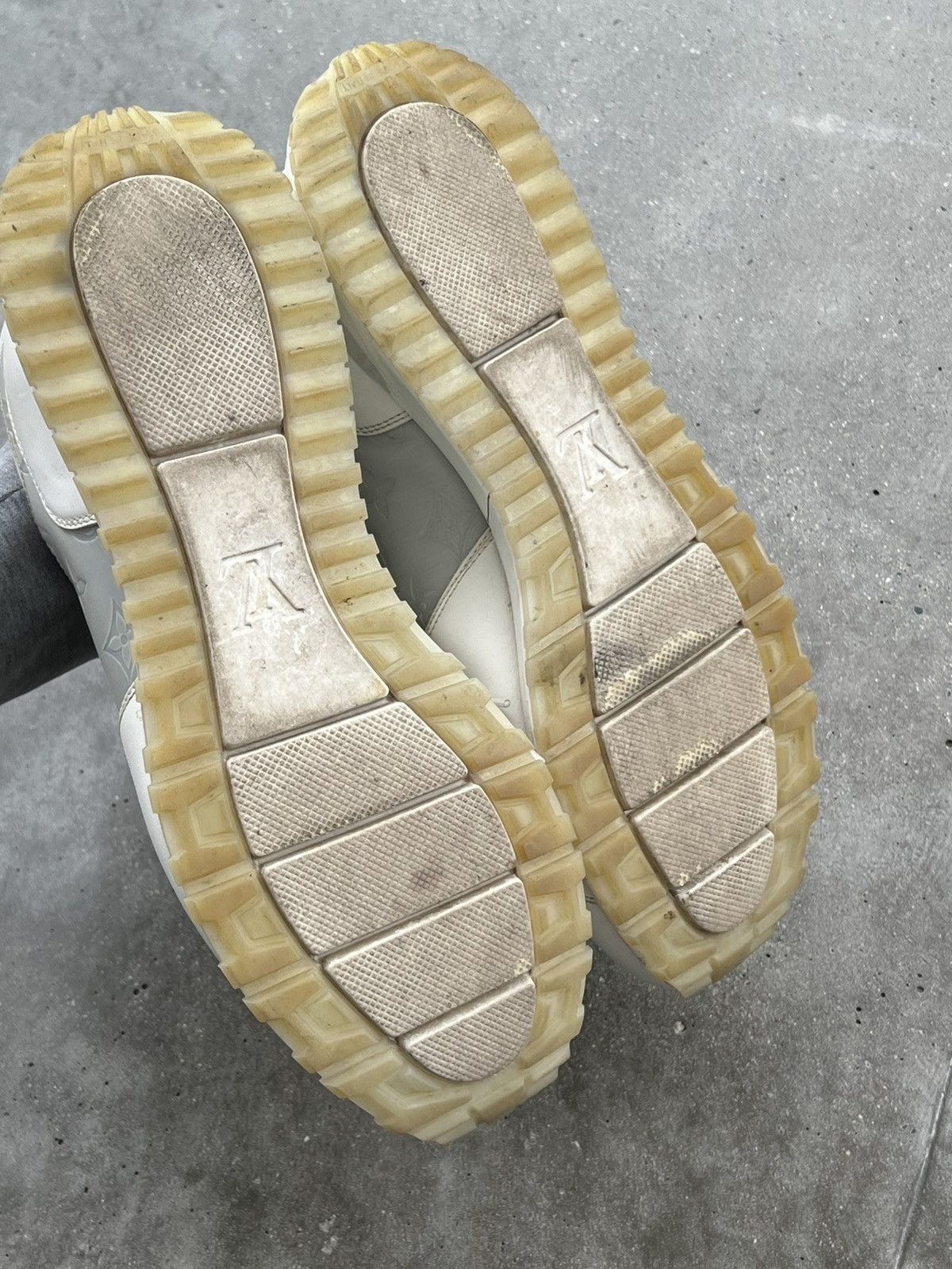 Designer × Louis Vuitton Louis Vuitton Run Away Sneaker Hype Designer rare 8LV Size US 9.5 / EU 42-43 - 8 Thumbnail
