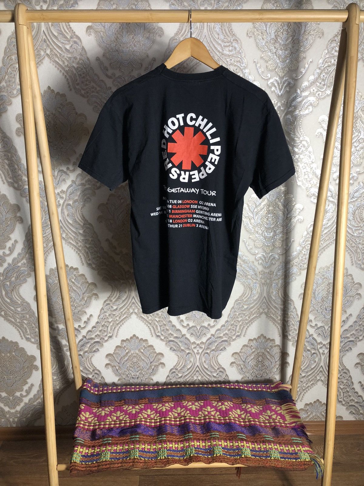 Band Tees VERY RARE RED HOT CHILI PEPPERS ROCK T-SHIRT WORLD TOUR 90s Size US M / EU 48-50 / 2 - 5 Thumbnail