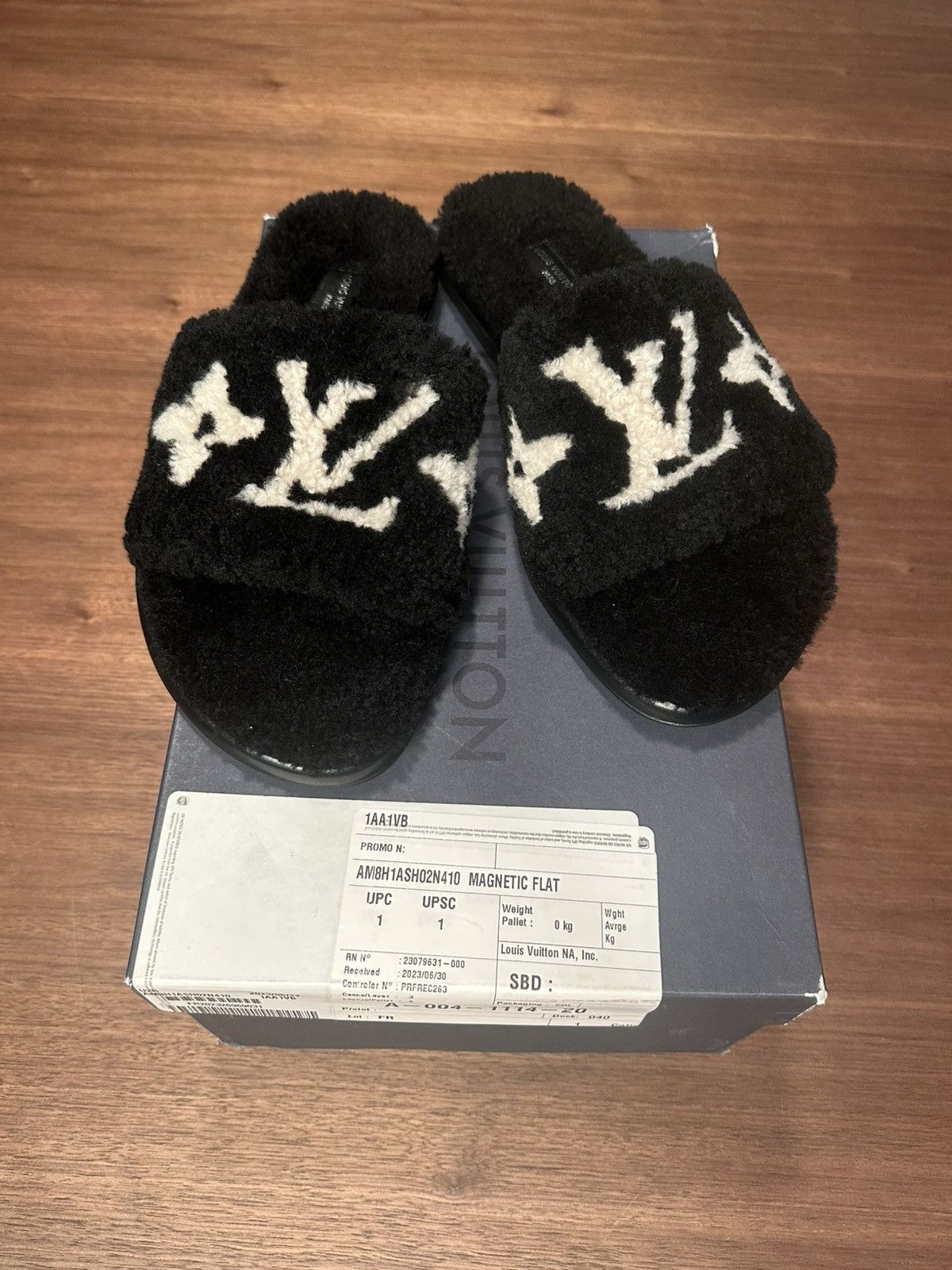 Louis Vuitton Louis Vuitton Shearling Magnetic Slides Women's Sz: 11 Size US 11 / IT 41 - 3 Thumbnail