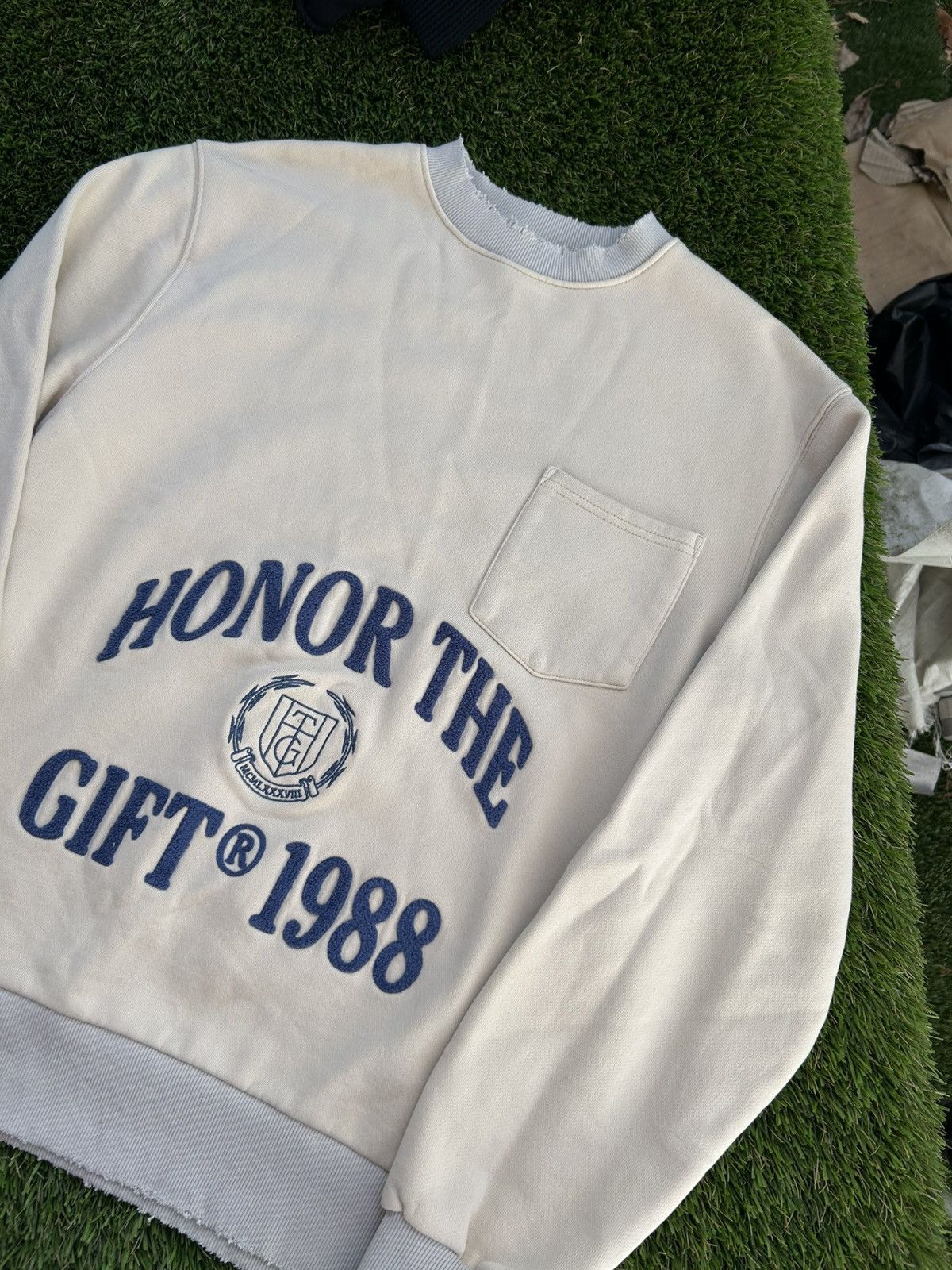 Honor the Gift Honor The Gift Spellout College Distressed Pocket Sweatshirt Size US M / EU 48-50 / 2 - 1 Thumbnail