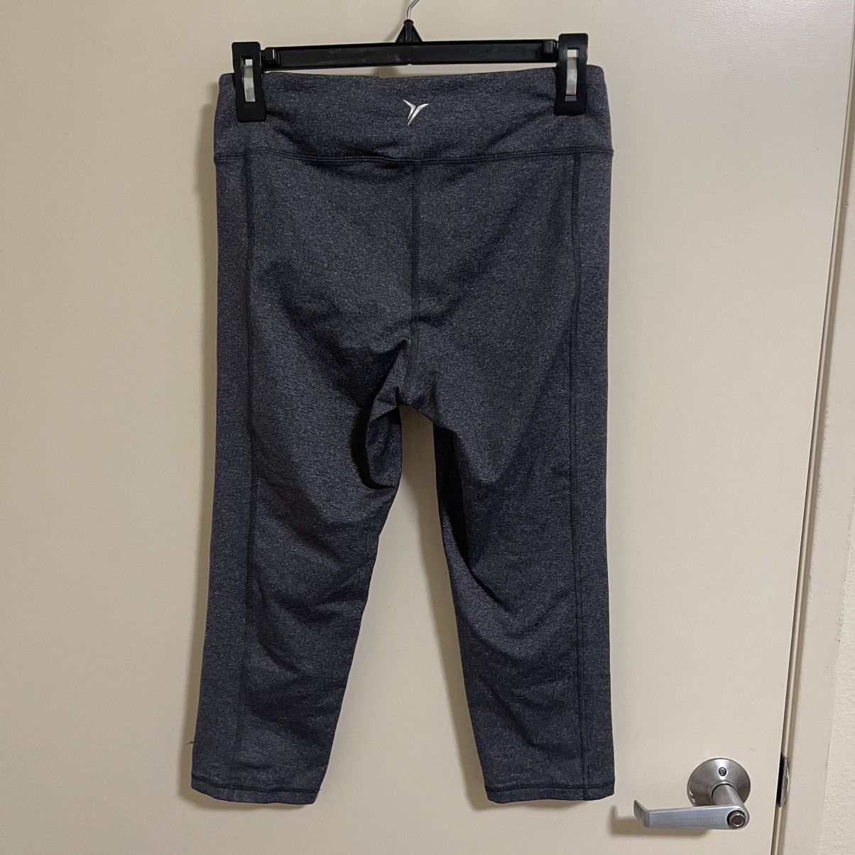 Old Navy Old Navy Active Women Grey Capri Leggings Cropped Yoga Pants Size 27" / US 4 / IT 40 - 2 Thumbnail