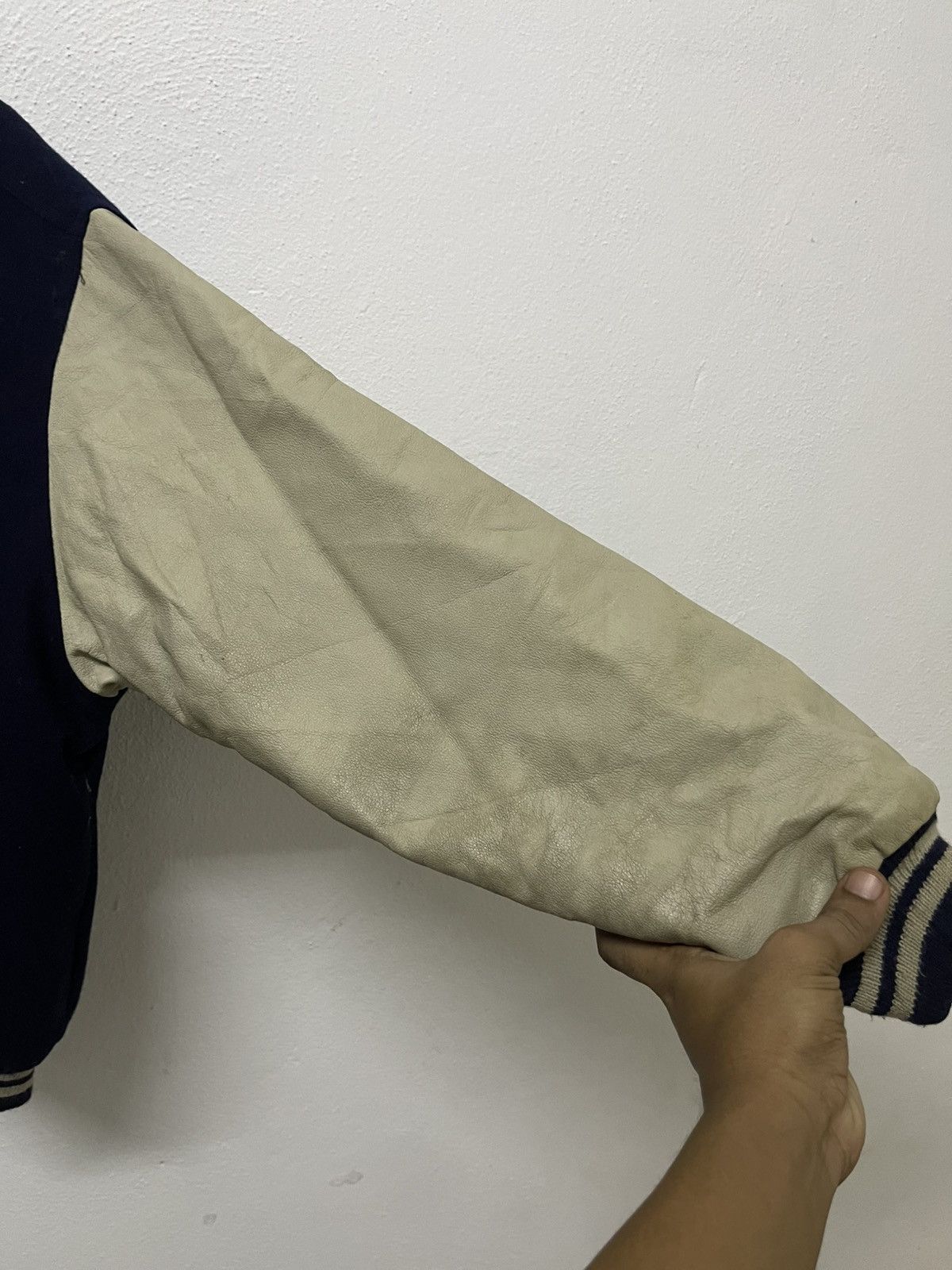 Japanese Brand 2000s SUNTORY BOSS COFFEE VARSITY LEATHER SLEEVE DISTRESSED Size US M / EU 48-50 / 2 - 10 Thumbnail