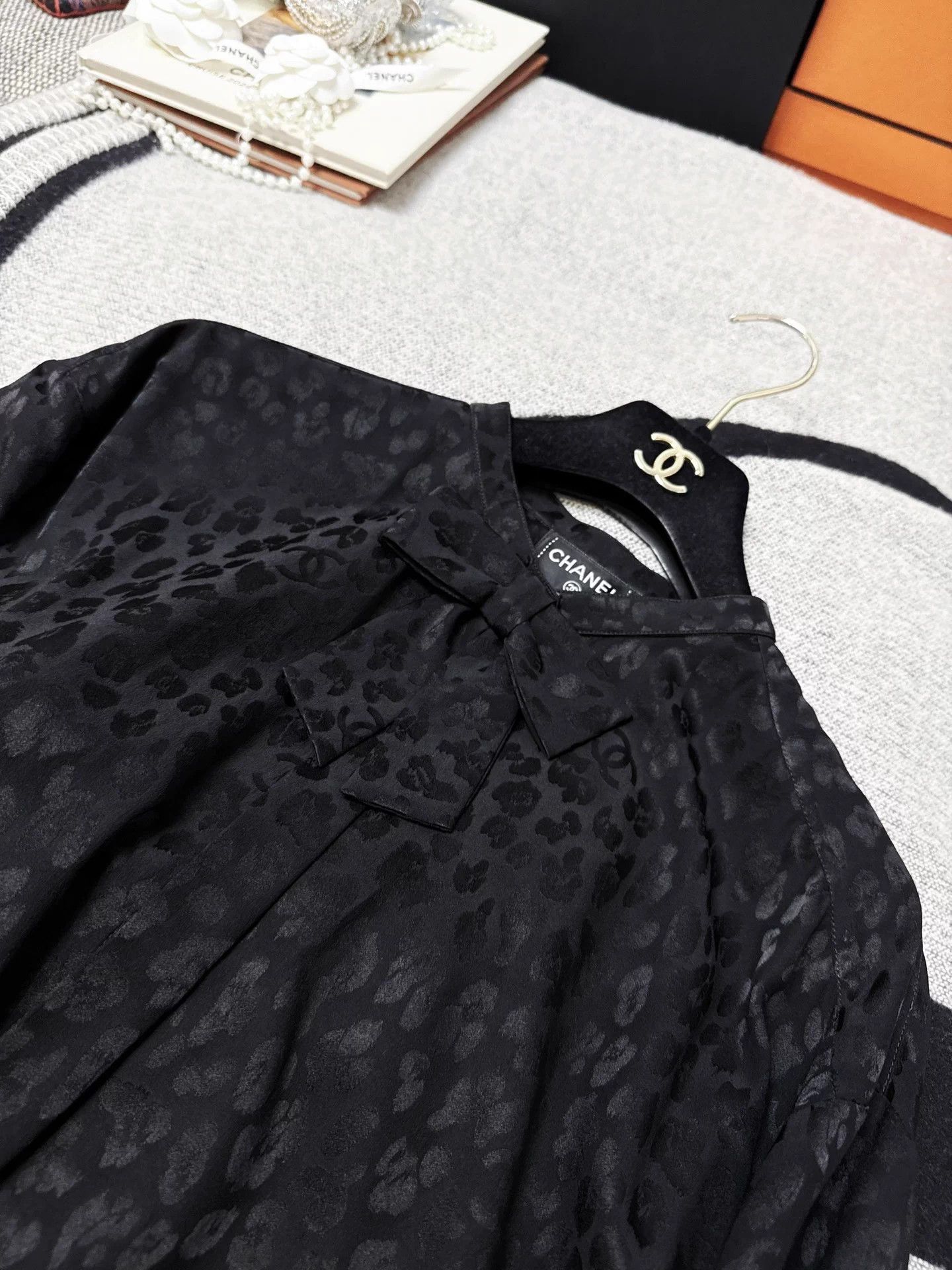 Chanel Chanel 23A Black Leopard Camellia Bow Silk Shirt 36 Size XS / US 0-2 / IT 36-38 - 4 Thumbnail