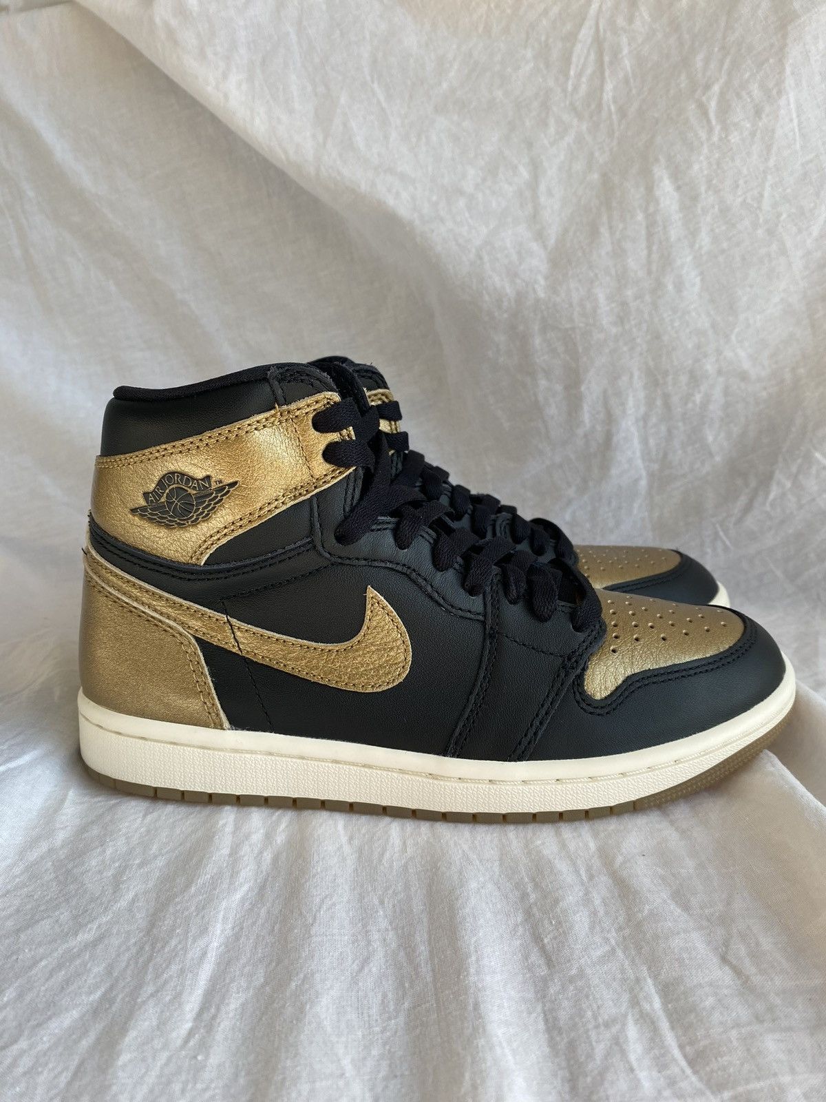 Jordan Brand Nike Air Jordan One Metalic Gold Size US 5.5 / EU 38 - 1 Thumbnail