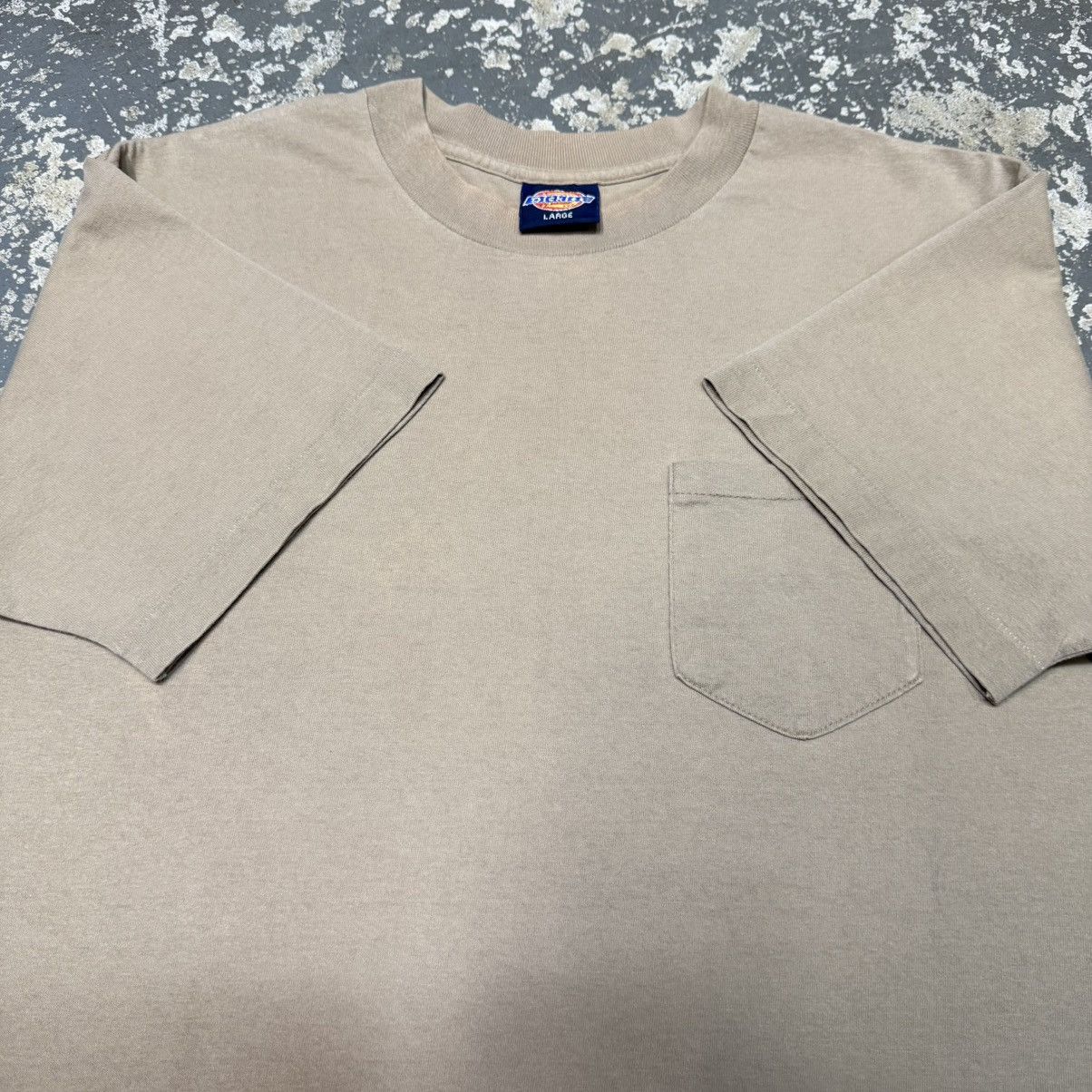 Dickies Vintage Dickies Tan Beige Blank 90s Single Stitch Pocket Tee Size US L / EU 52-54 / 3 - 3 Thumbnail