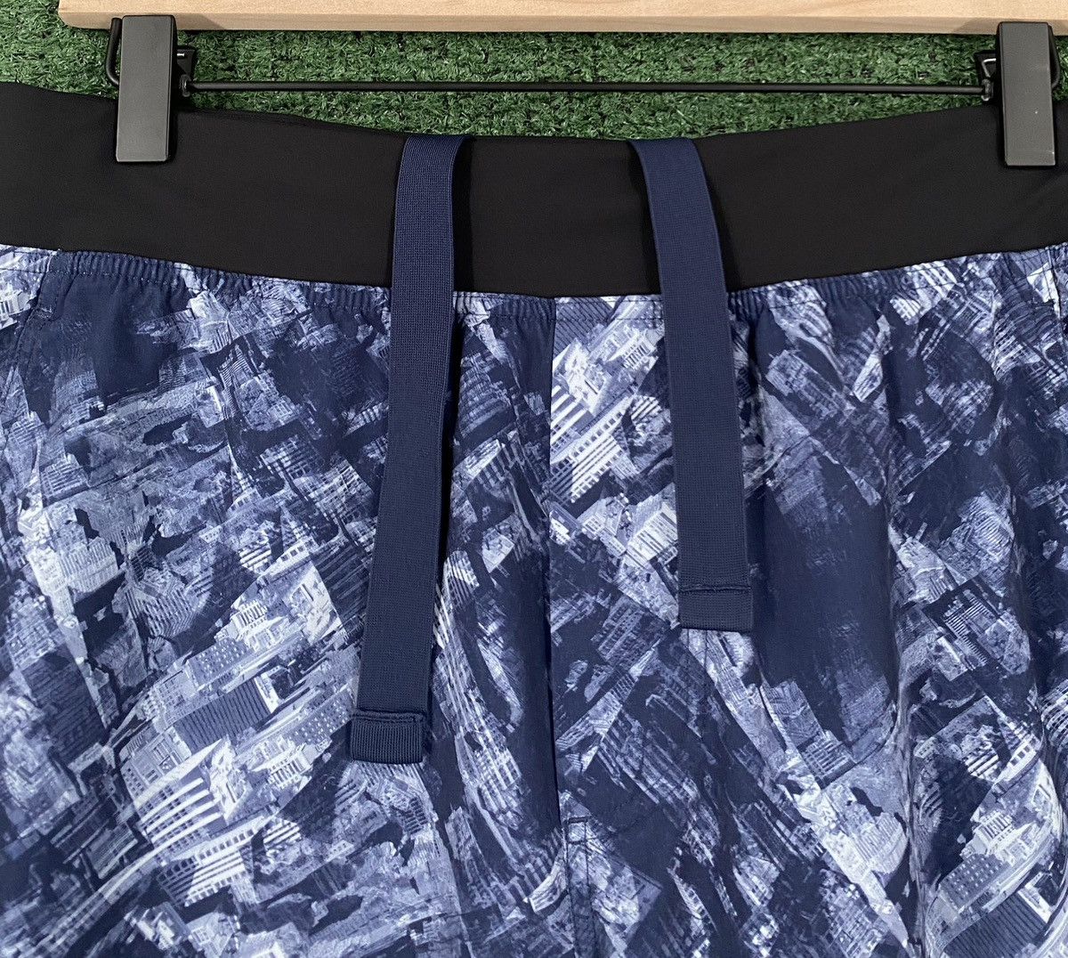 Lululemon Lululemon Core City Downtown Cityscape Unlined 11" Shorts Size US 37 - 2 Thumbnail