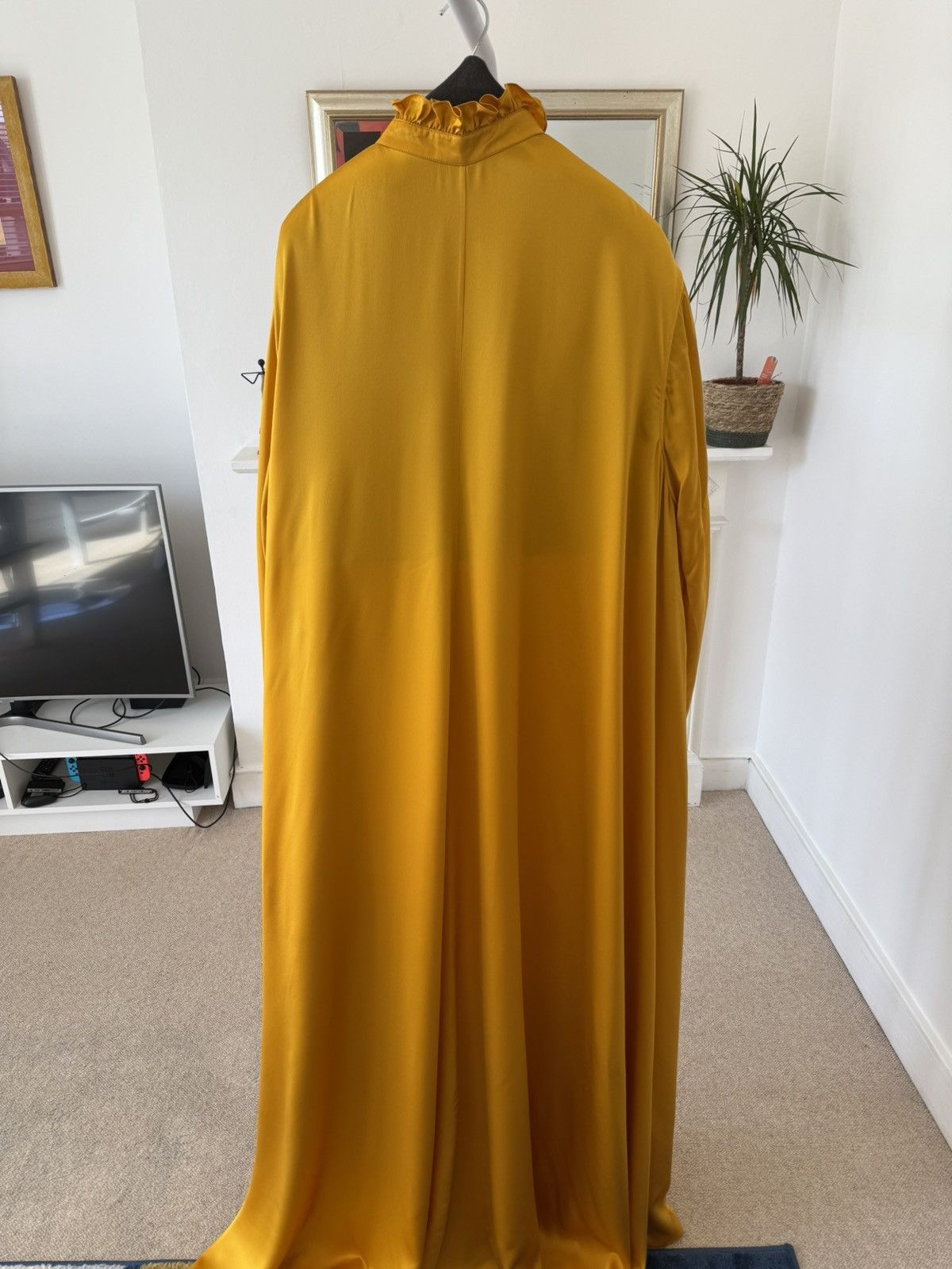 Saint Laurent Paris SS22 Saint Laurent Victorian Gold Silk Cape Size US M / EU 48-50 / 2 - 4 Thumbnail