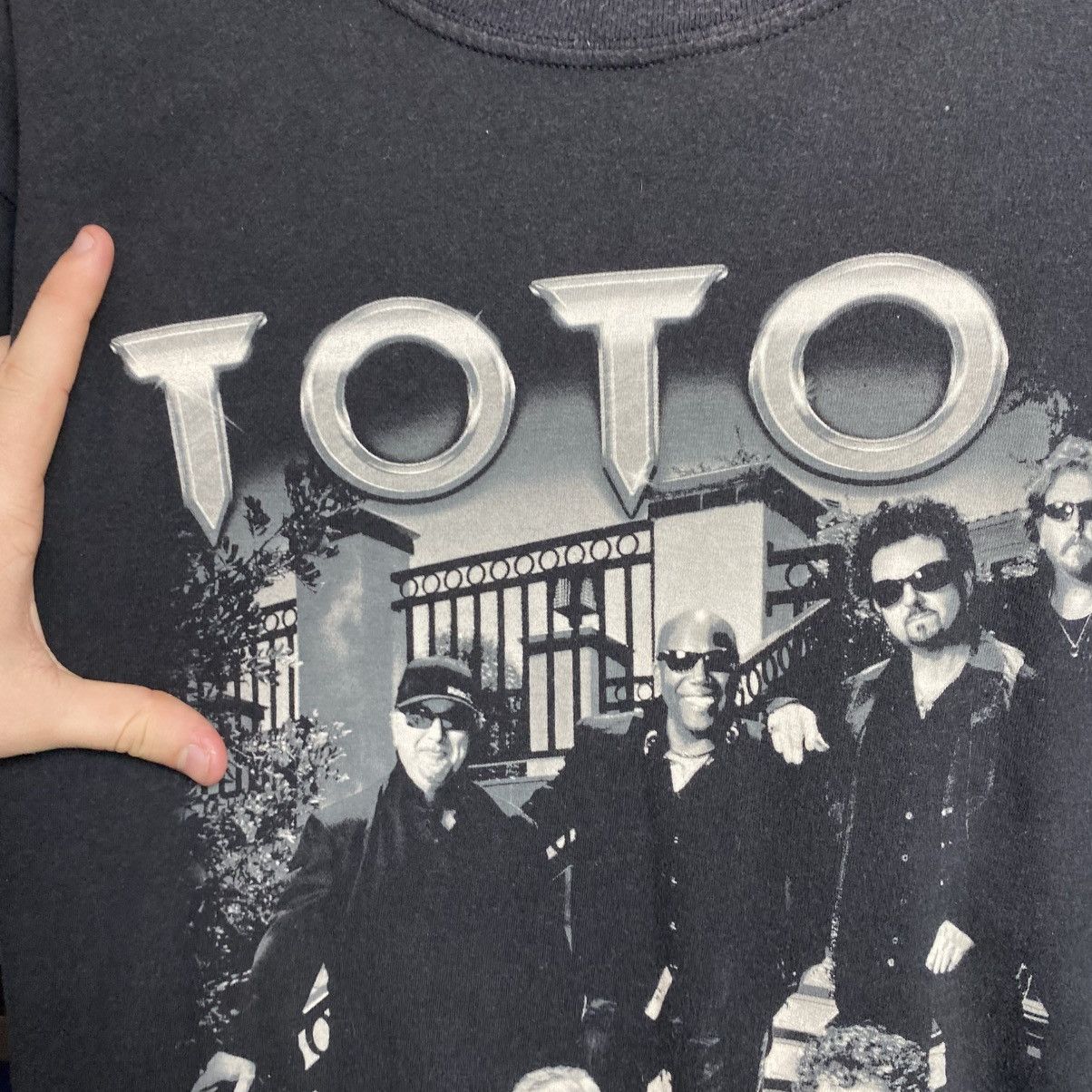 Band Tees Vintage Toto Big Graphic logo 2012 Rock band tee size L Size US L / EU 52-54 / 3 - 3 Thumbnail