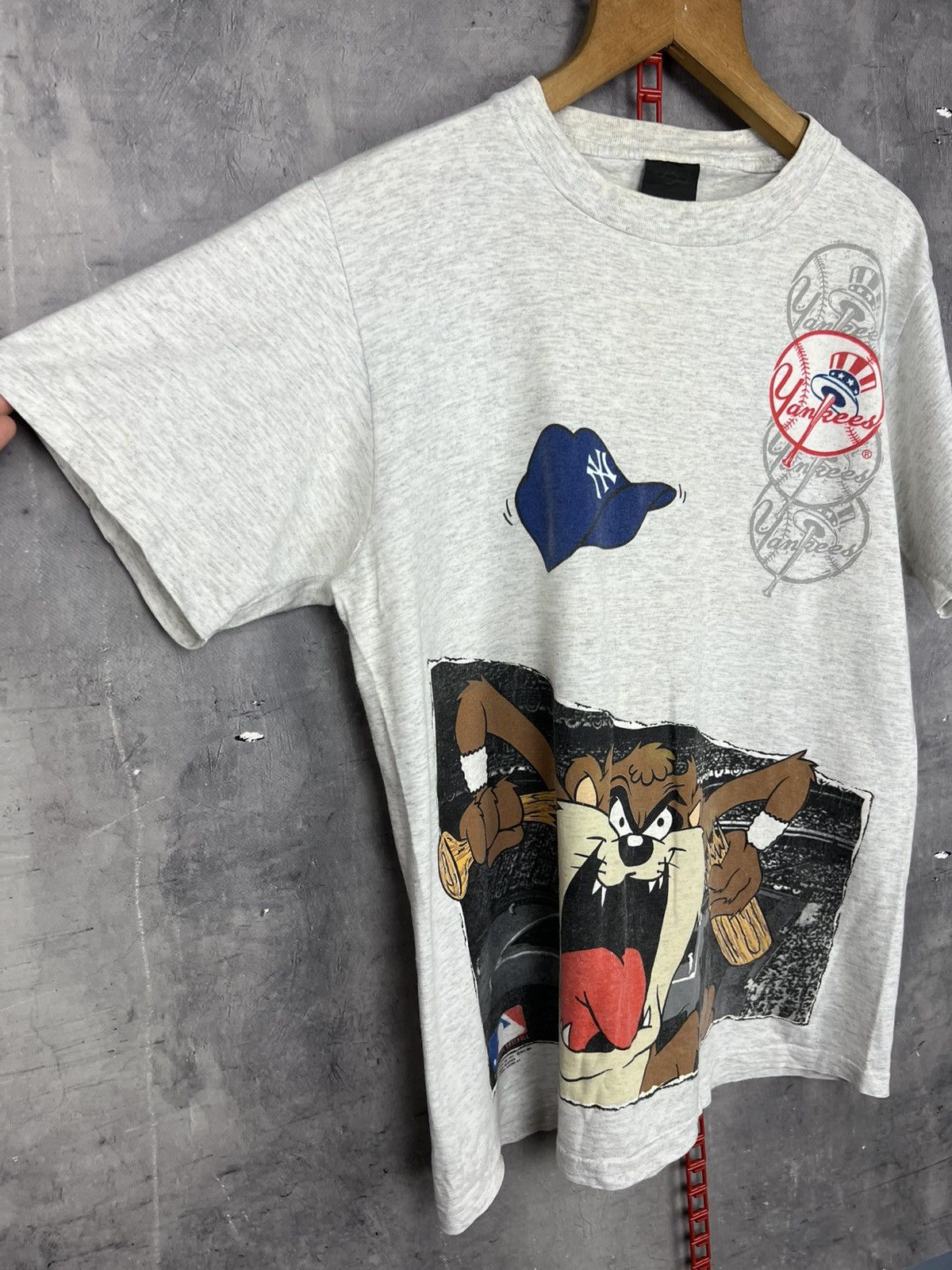 Changes × MLB × Vintage Vintage 1991 Los Angeles Dodgers Looney Toons Taz T-Shirt L Size US L / EU 52-54 / 3 - 8 Thumbnail