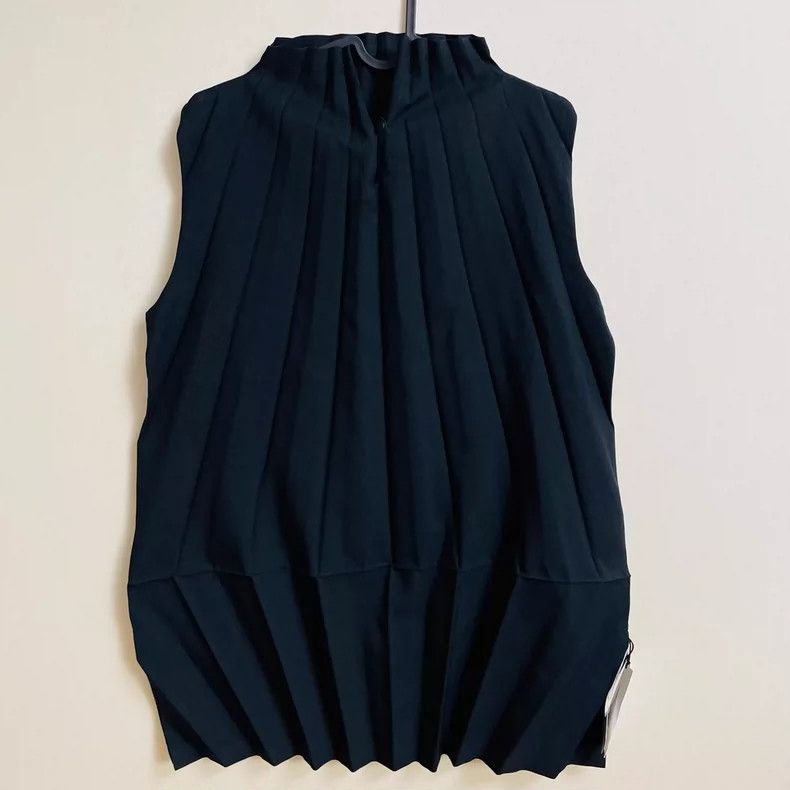 Issey Miyake Issey Miyake size:one size Black pleated vest Size S / US 4 / IT 40 - 1 Thumbnail