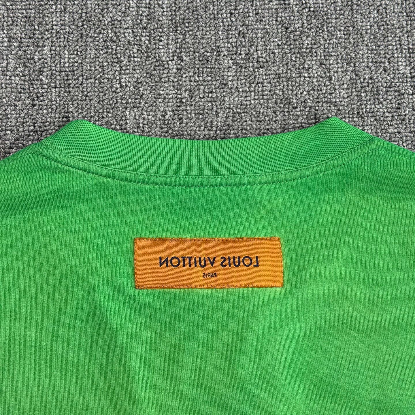 Louis Vuitton LV Embossed Logo Green Short Sleeve M Near New Size US M / EU 48-50 / 2 - 8 Thumbnail