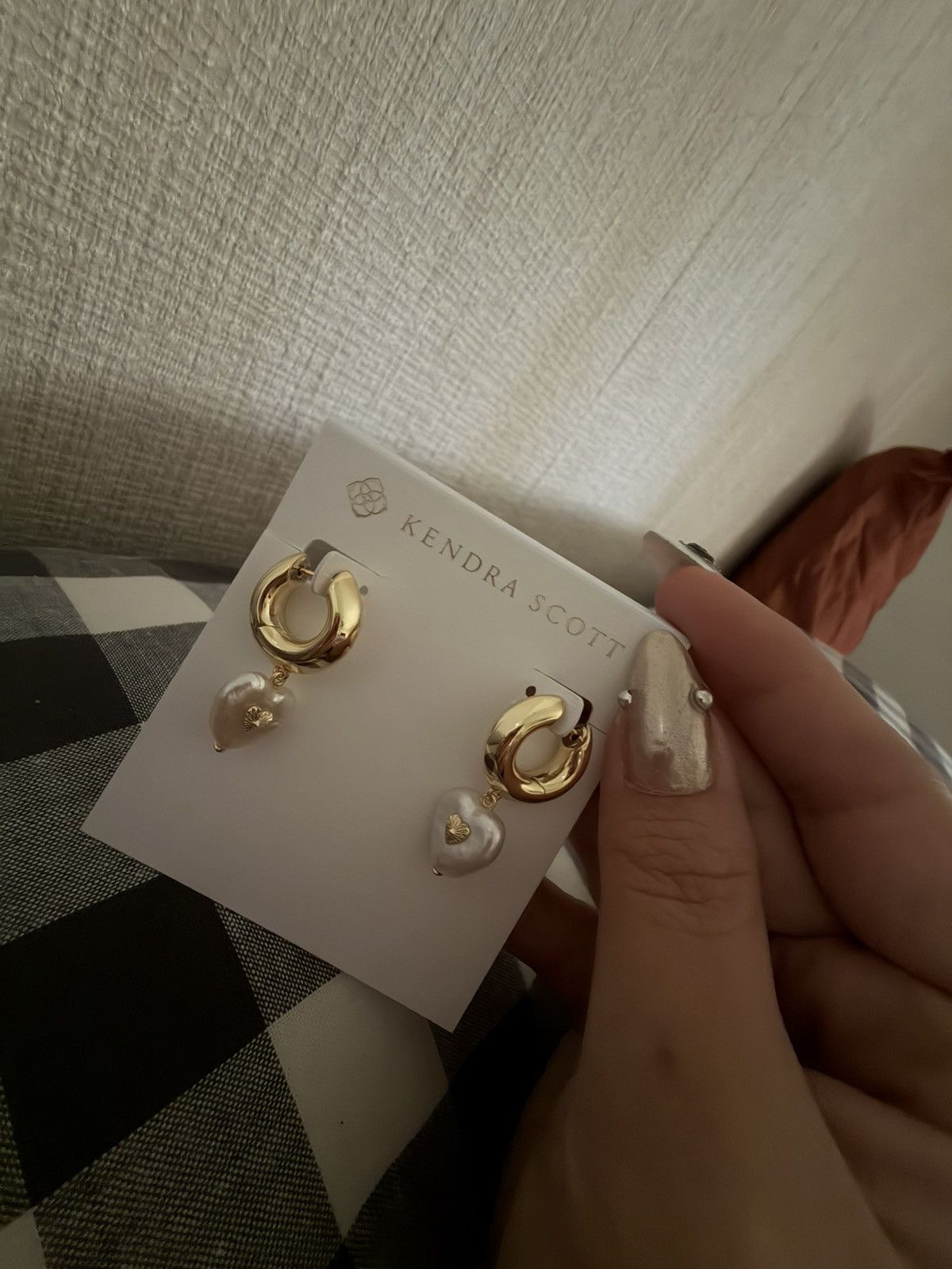 Kendra Scott Kendra Scott Sasha Heart in Gold Huggies w/Pearl Heart Charm Size ONE SIZE - 5 Thumbnail